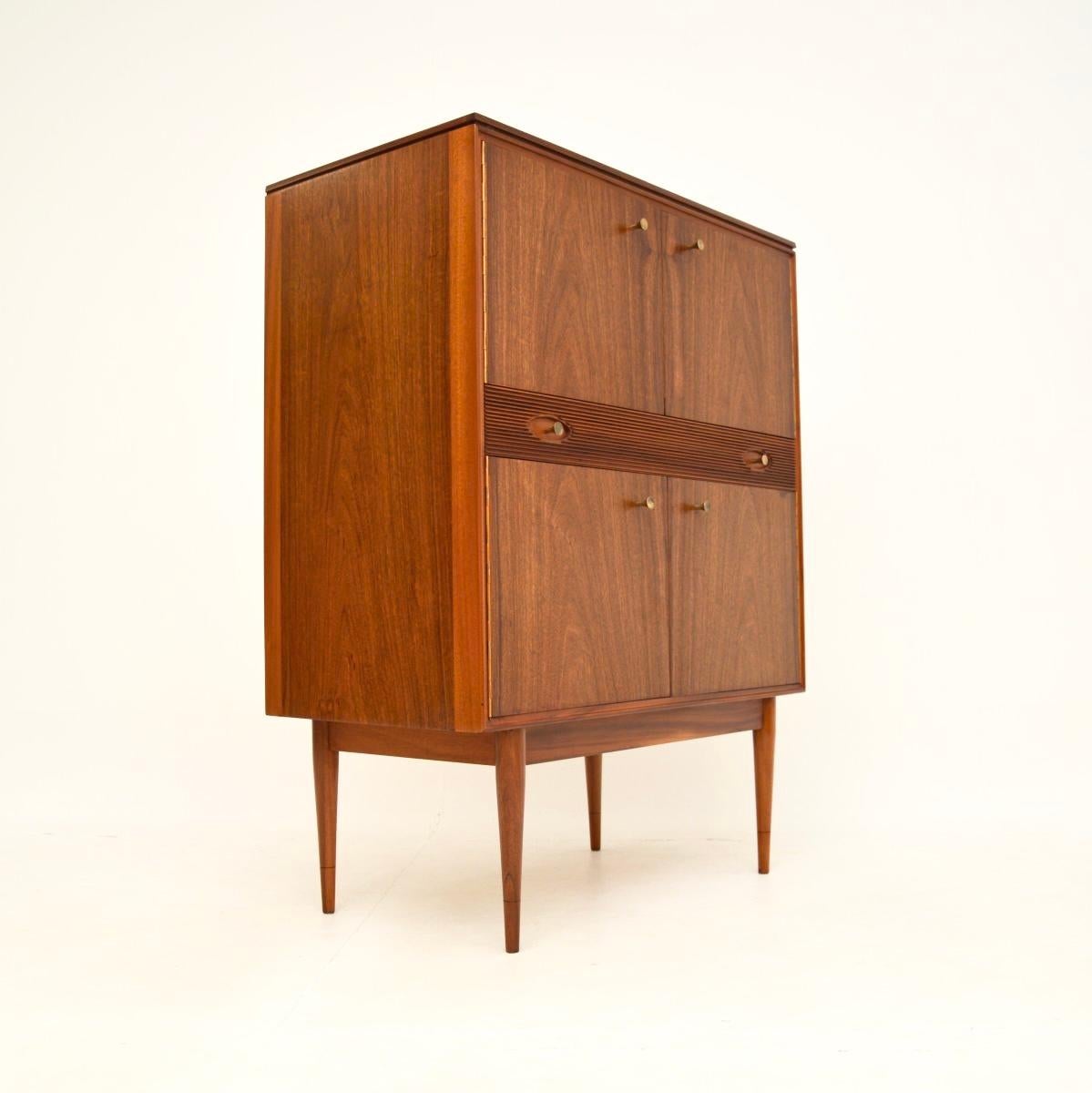 Vintage Getränkeschrank aus Nussbaumholz von Robert Heritage für Archie Shine (Mitte des 20. Jahrhunderts)
