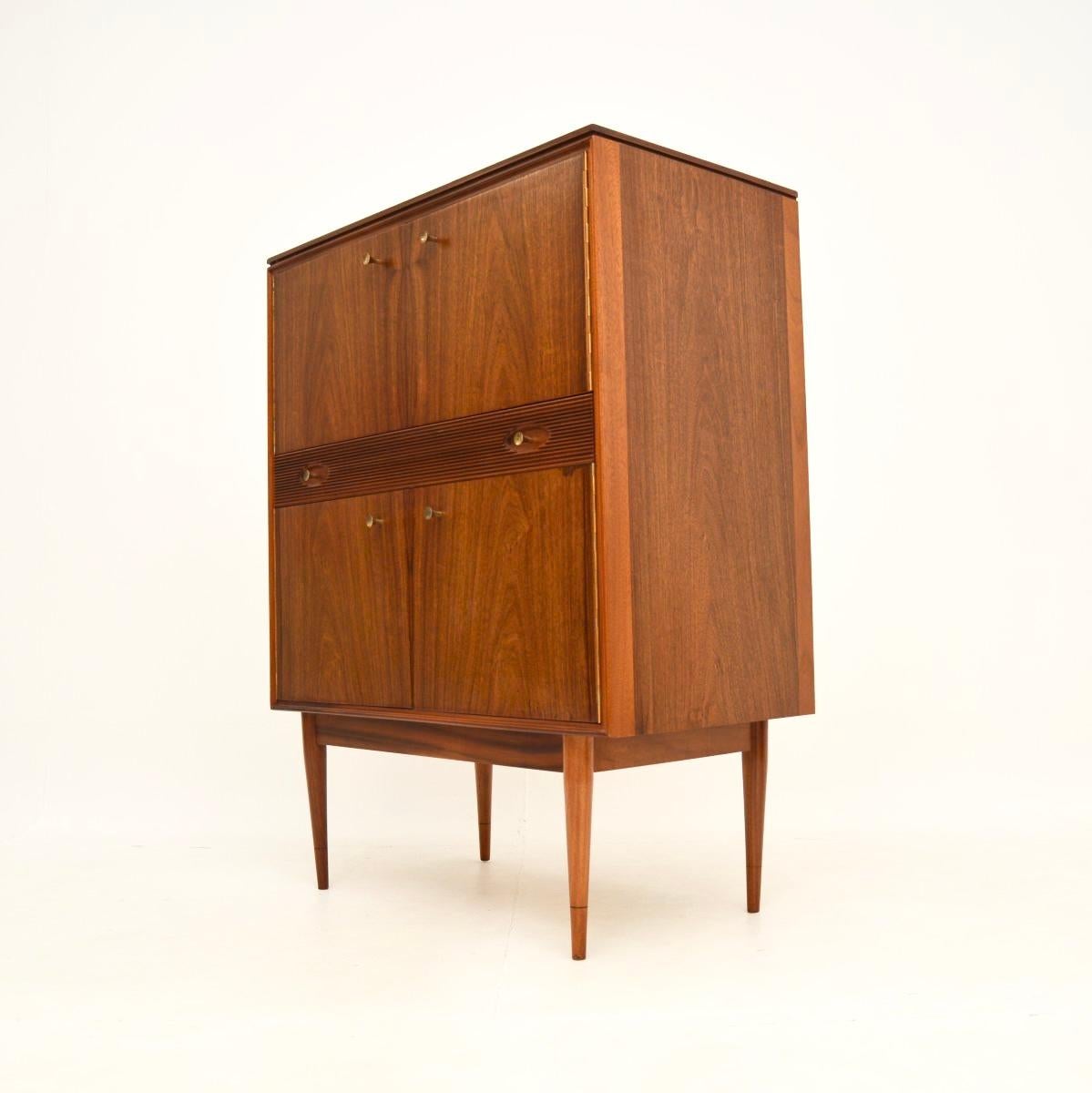 Vintage Getränkeschrank aus Nussbaumholz von Robert Heritage für Archie Shine (Glas)