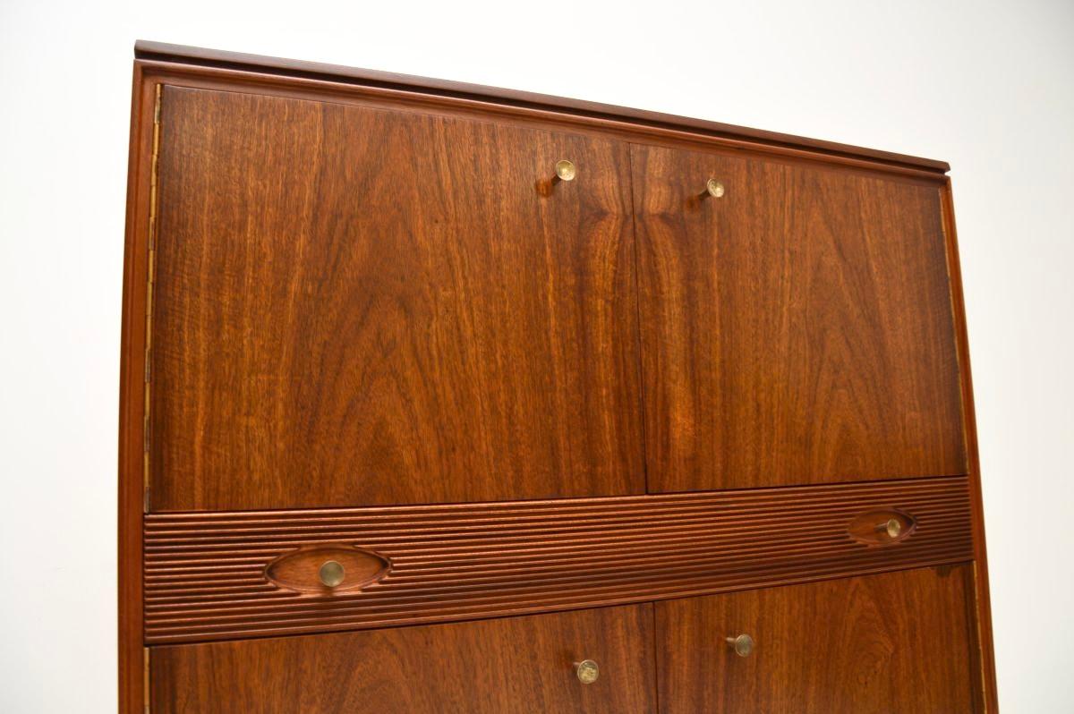 Vintage Getränkeschrank aus Nussbaumholz von Robert Heritage für Archie Shine 1