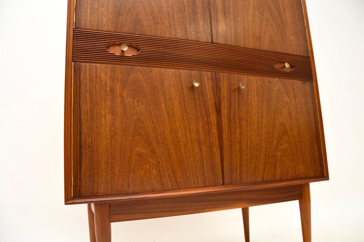 Vintage Getränkeschrank aus Nussbaumholz von Robert Heritage für Archie Shine 2