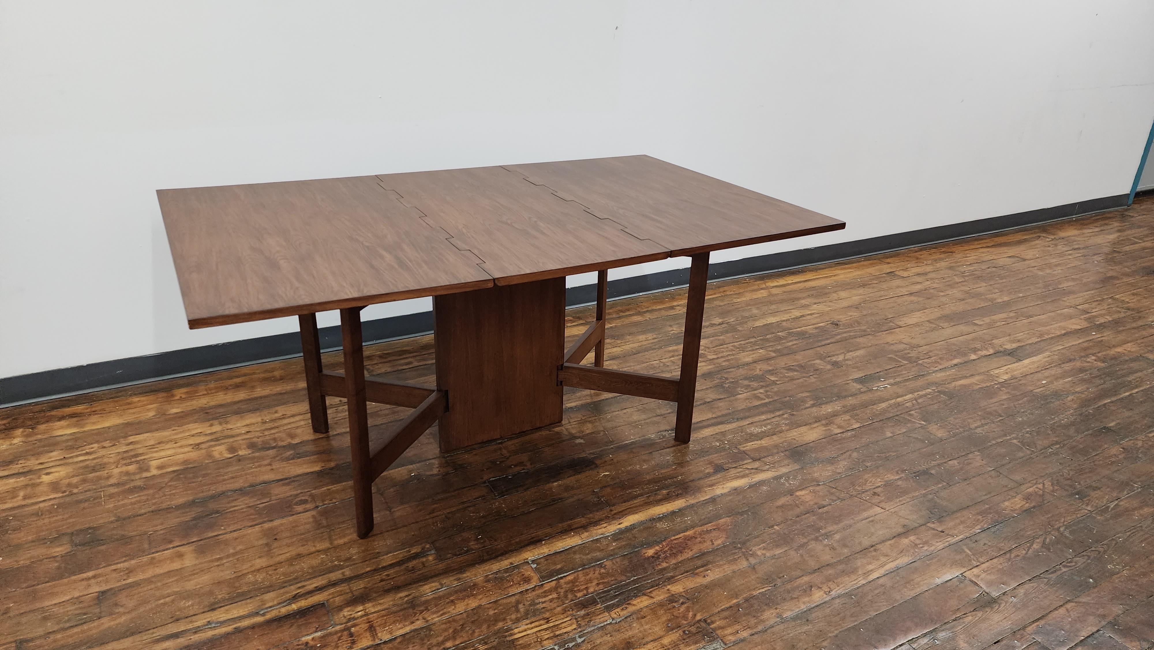 Vintage Walnut Drop Leaf Table By George Nelson for Herman Miller In Good Condition In Philadelphia, PA