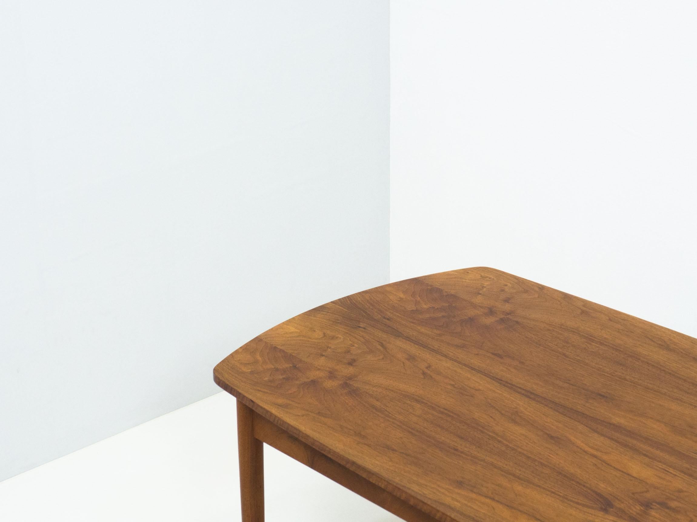 Vintage-Tisch mit Klappe aus Nussbaumholz (Moderne der Mitte des Jahrhunderts) im Angebot