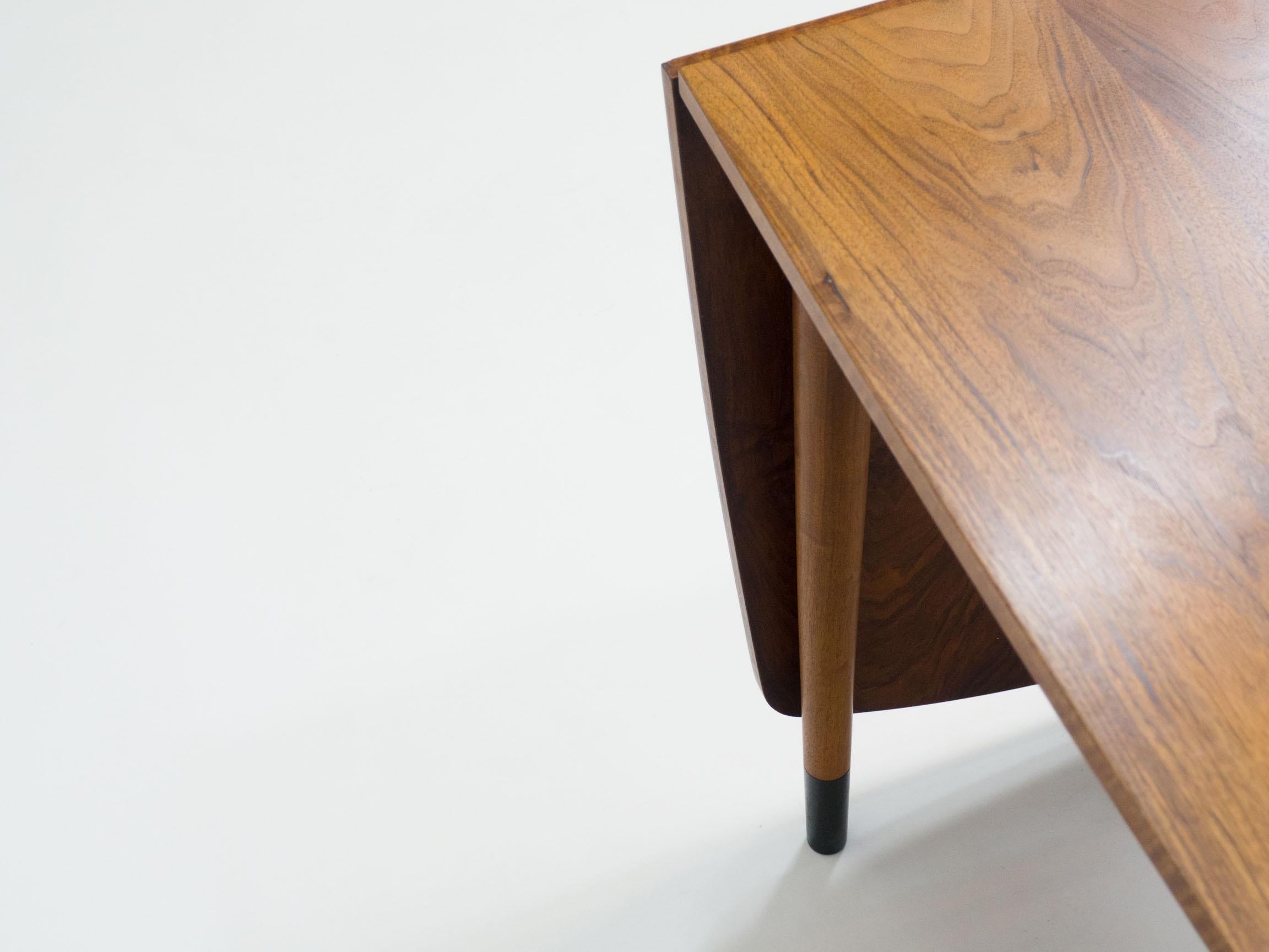 Vintage-Tisch mit Klappe aus Nussbaumholz (Europäisch) im Angebot