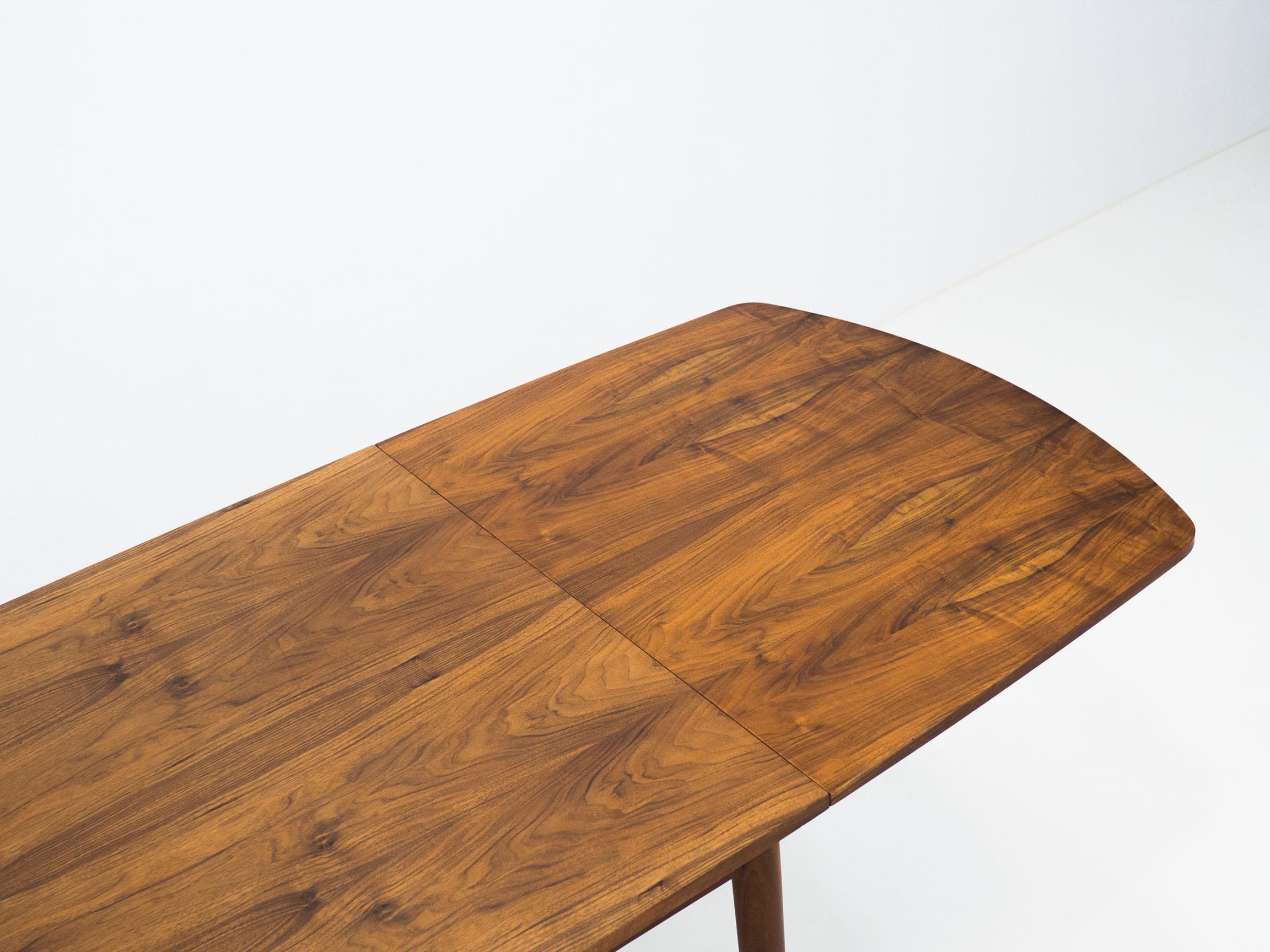 Vintage-Tisch mit Klappe aus Nussbaumholz (20. Jahrhundert) im Angebot