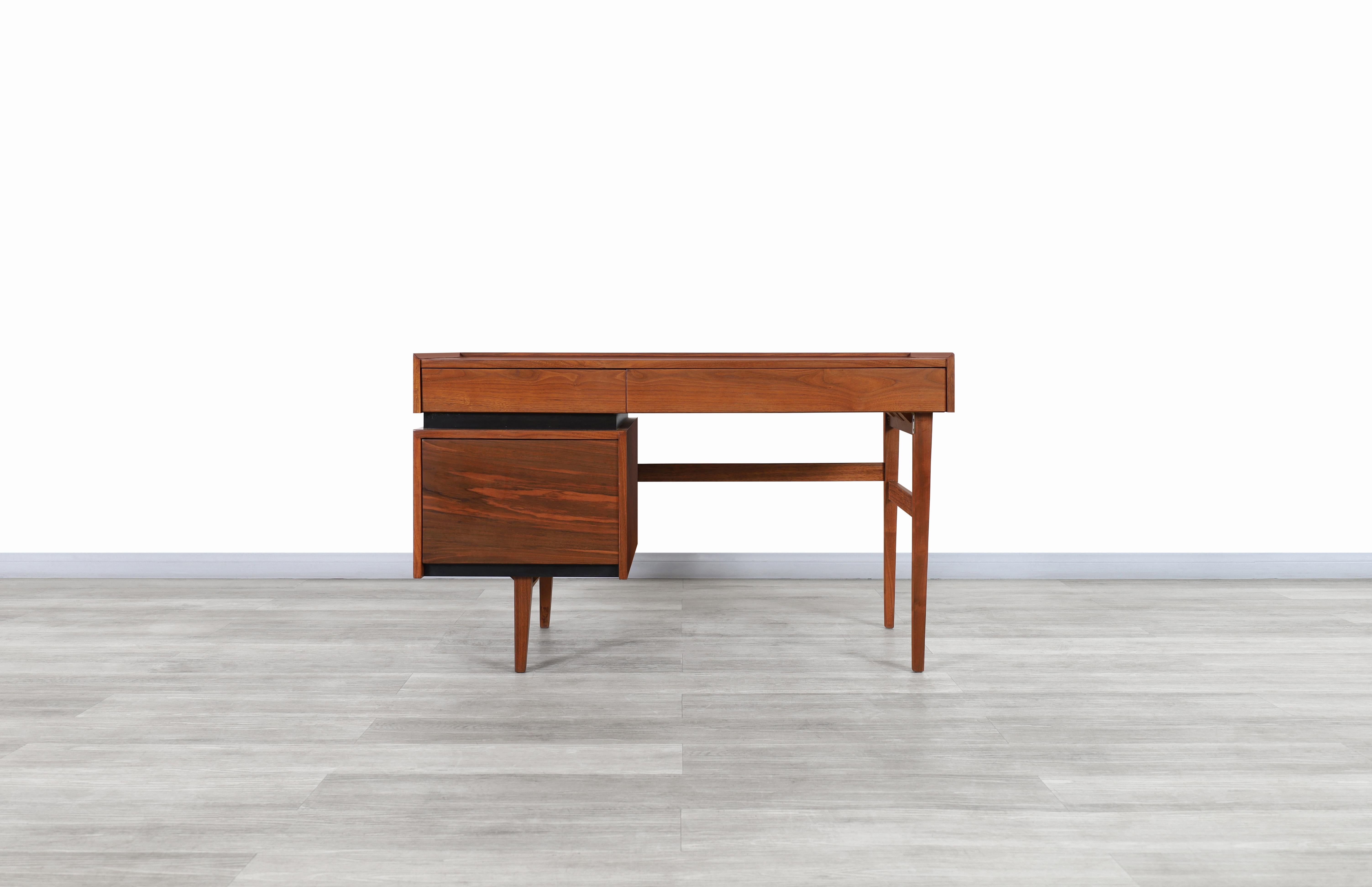 Fabulous vintage walnut “Esprit” desk designed by Merton L. Gershun for Dillingham Mfg. Co. in the United States, circa 1960s. This desk belongs to the 