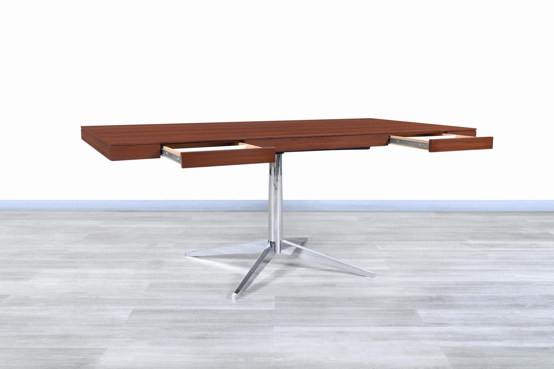 Executive-Schreibtisch aus Nussbaumholz von Florence Knoll (Moderne der Mitte des Jahrhunderts) im Angebot