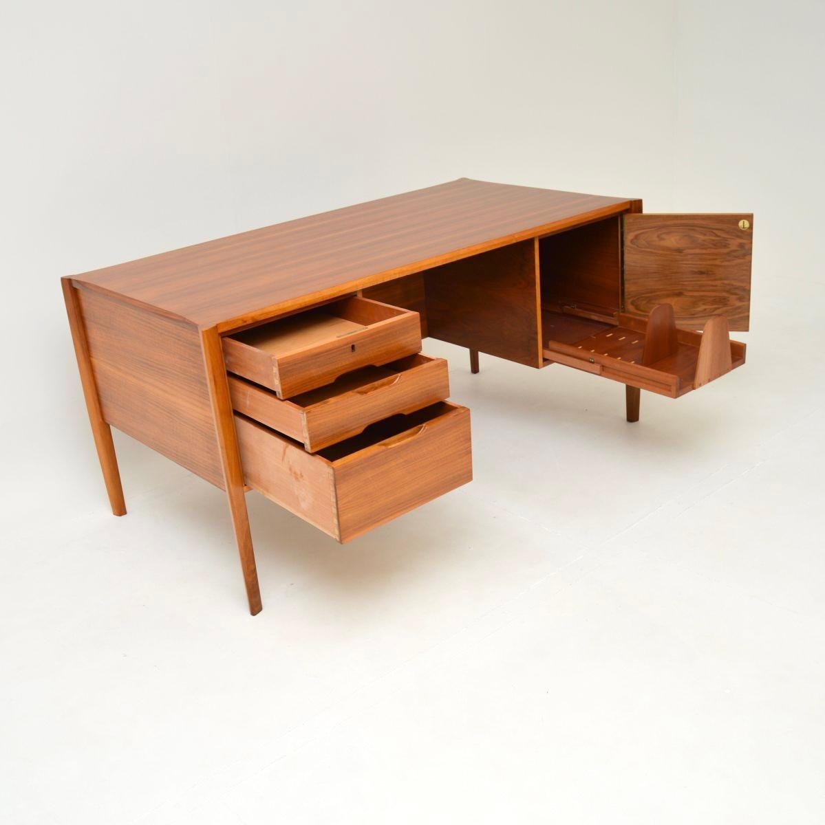 Una splendida scrivania direzionale vintage in noce di Wilhelm Renz. Questo modello è stato prodotto in Germania e risale agli anni '1960.

La qualità è eccezionale, il design è splendido e molto pratico. È di dimensioni utili, con un ampio spazio