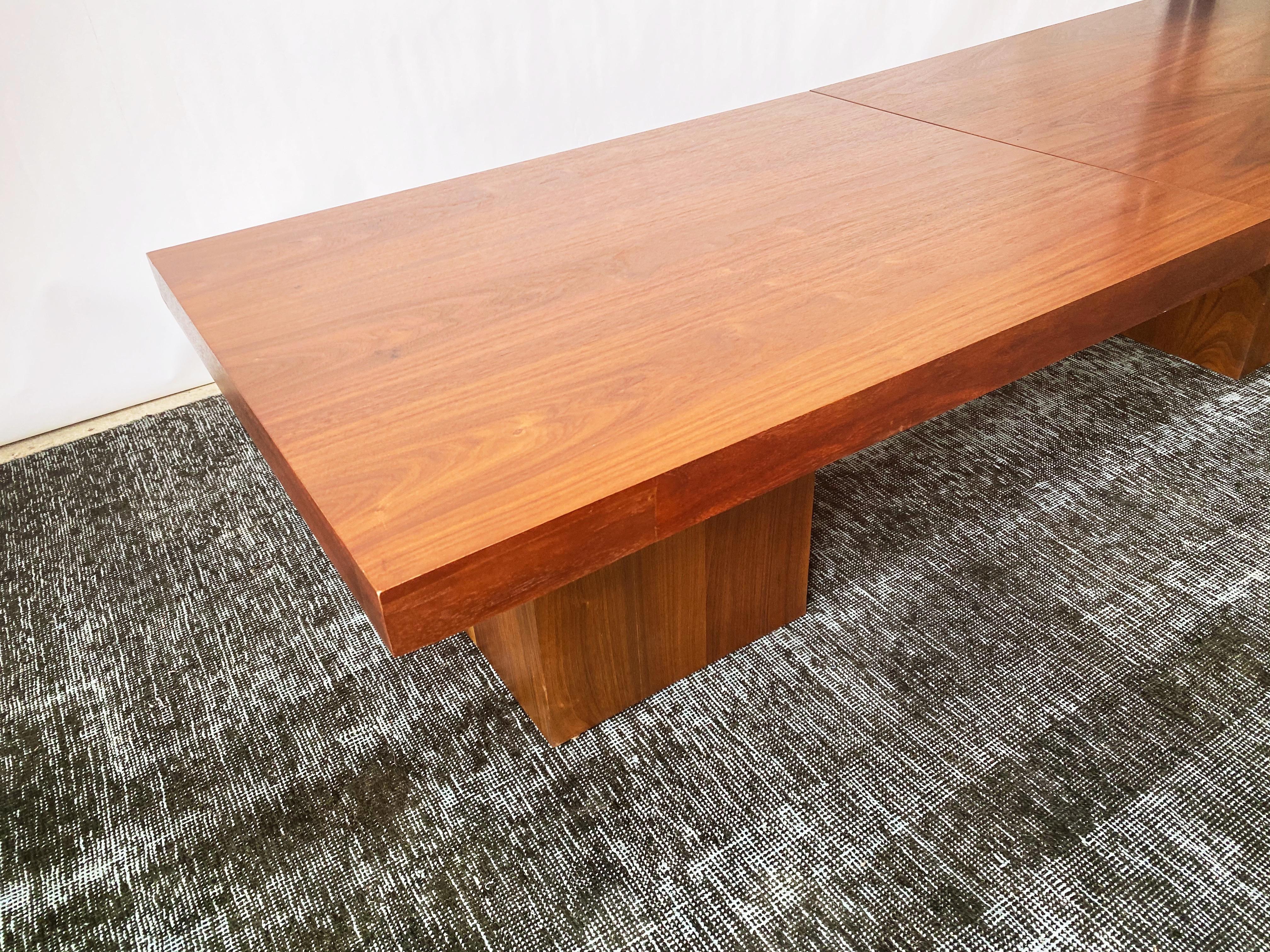 Vintage Walnut Expandable Coffee Table by John Keal for Brown Saltman, c. 1960s In Good Condition In San Antonio, TX