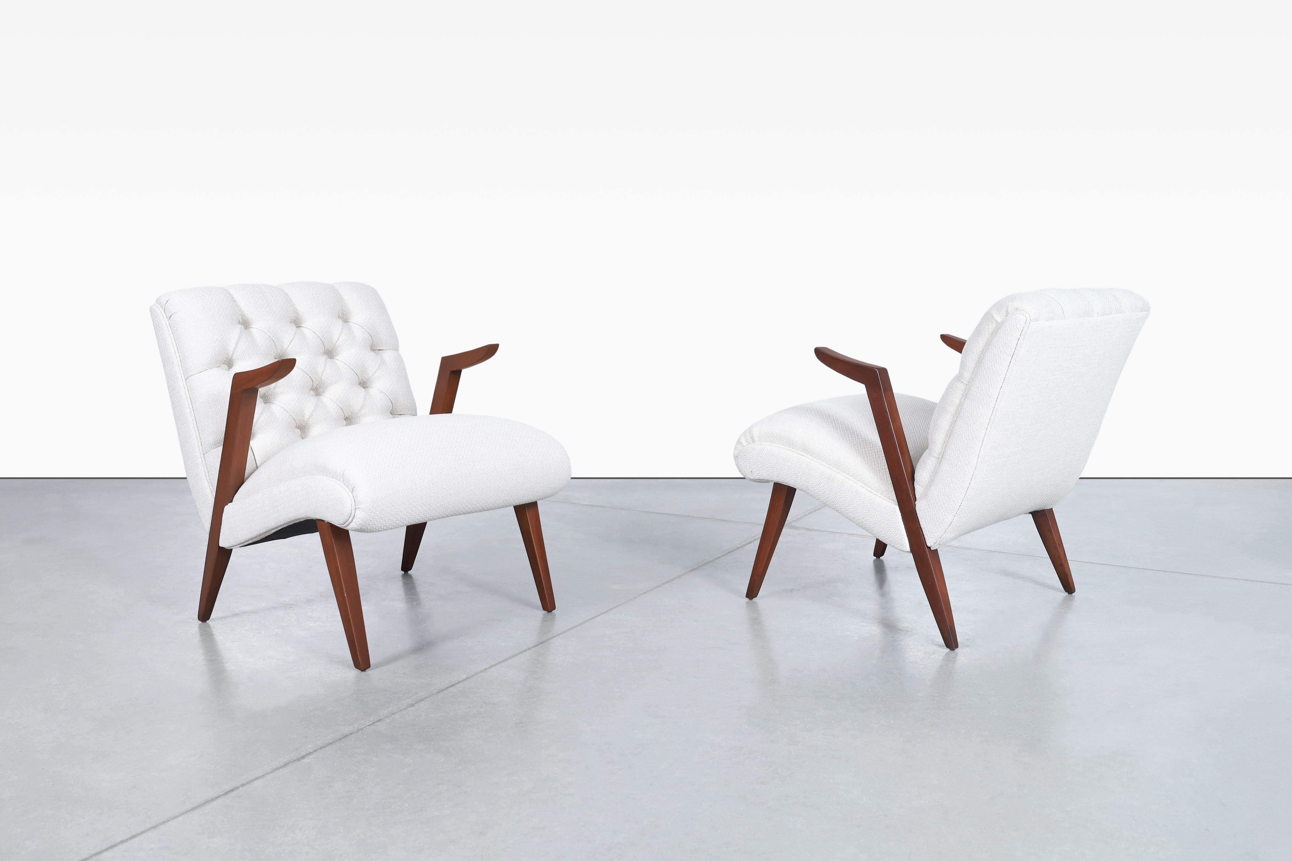 Schöne Vintage Nussbaum schwimmende Armlehnen Lounge-Stühle, in den Vereinigten Staaten entworfen, circa 1950's. Diese Stühle zeichnen sich durch ein exquisites architektonisches Design aus, bei dem der Komfort des Benutzers im Vordergrund steht und