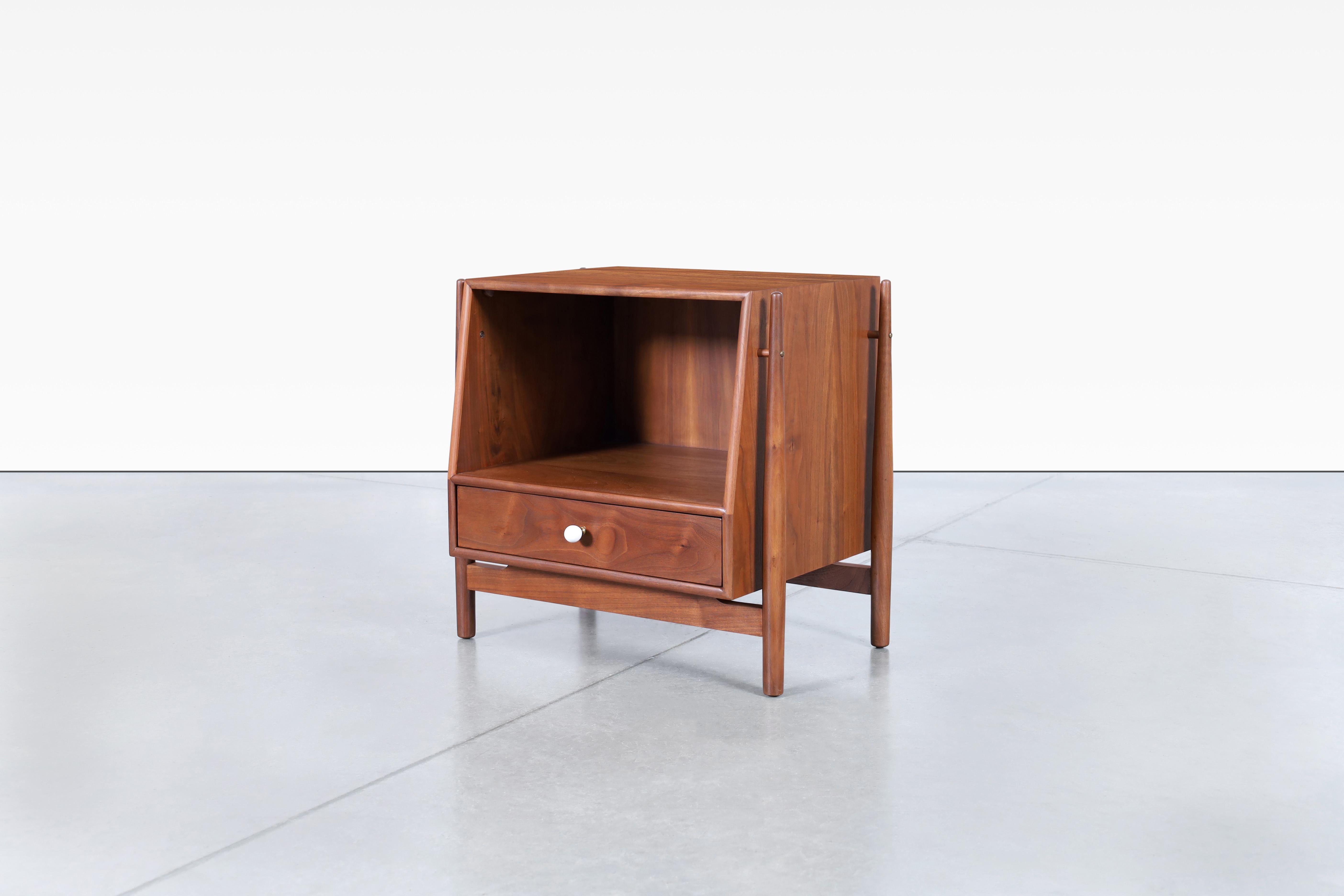 Vintage Walnut Floating Nightstands by Kipp Stewart for Drexel In Excellent Condition In North Hollywood, CA