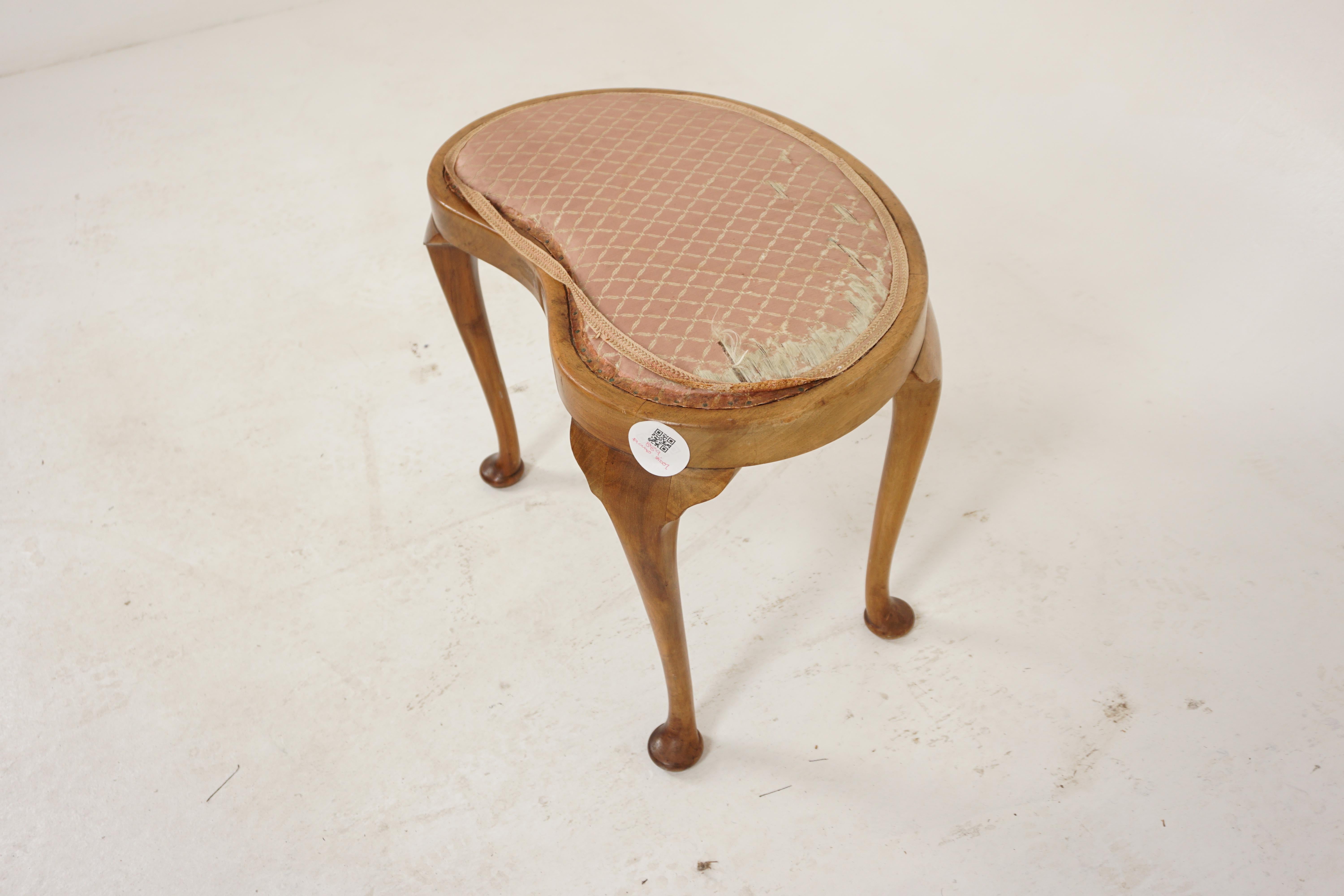 Vintage Walnut Foot Stool, Bench, Lift Out Seat, Scotland 1930, H889 In Good Condition In Vancouver, BC