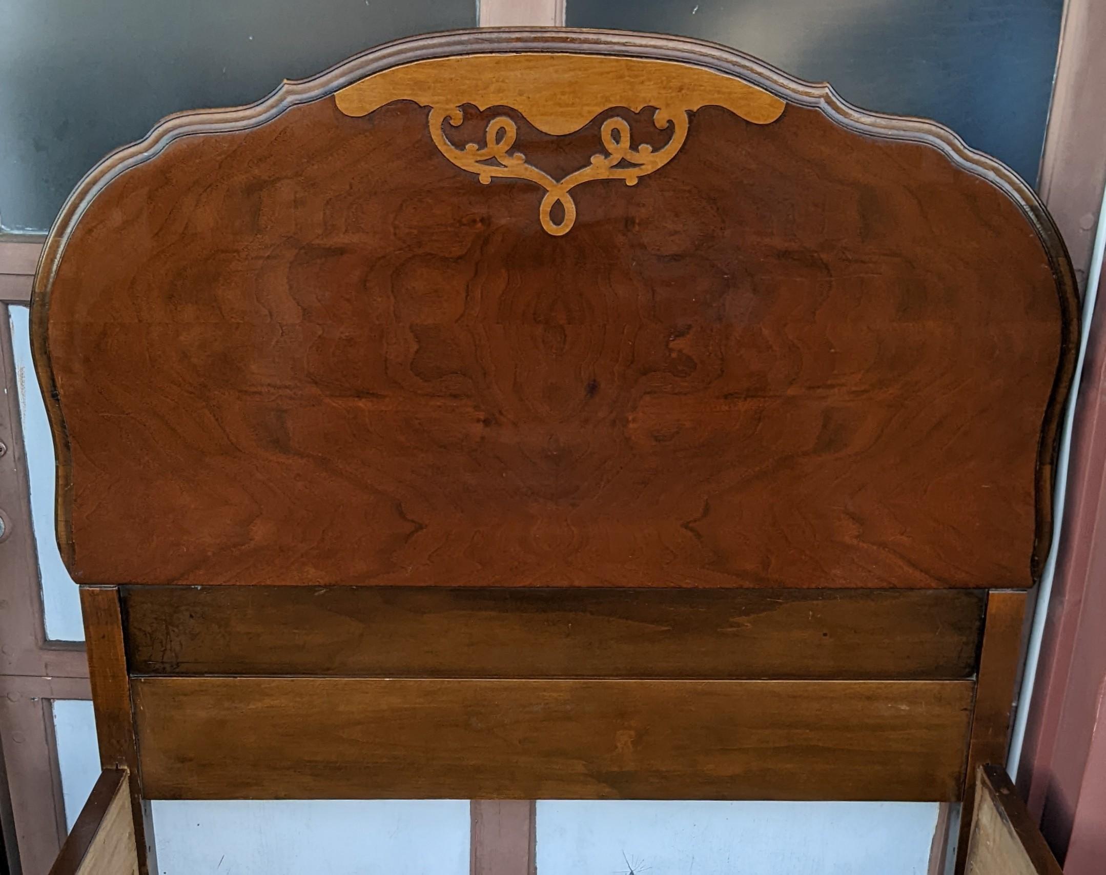 Vintage Walnut French Curved Footboard Twin Beds, a Pair In Good Condition For Sale In El Cerrito, CA