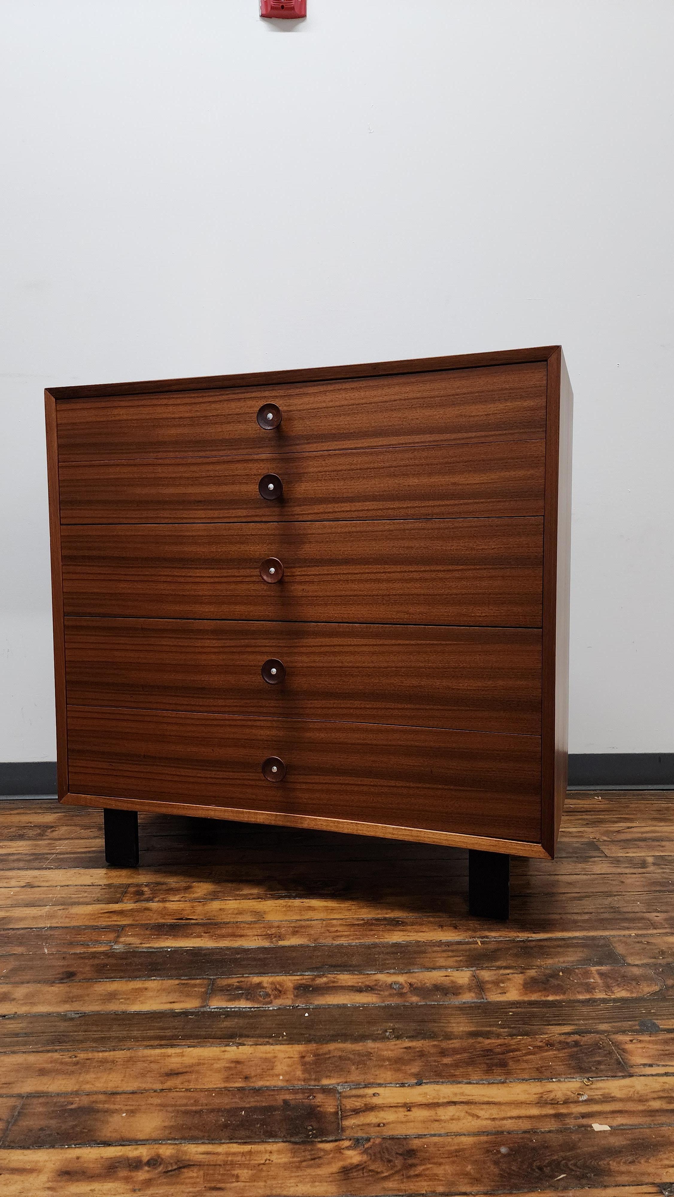 Bellissimo comò a 5 cassetti in noce della serie Basic Cabinet di George Nelson per Herman Miller.   presenta gli insoliti cassetti a forma di cupcake.  le cassettiere sono state rifatte e dotate di guide metalliche migliorate.