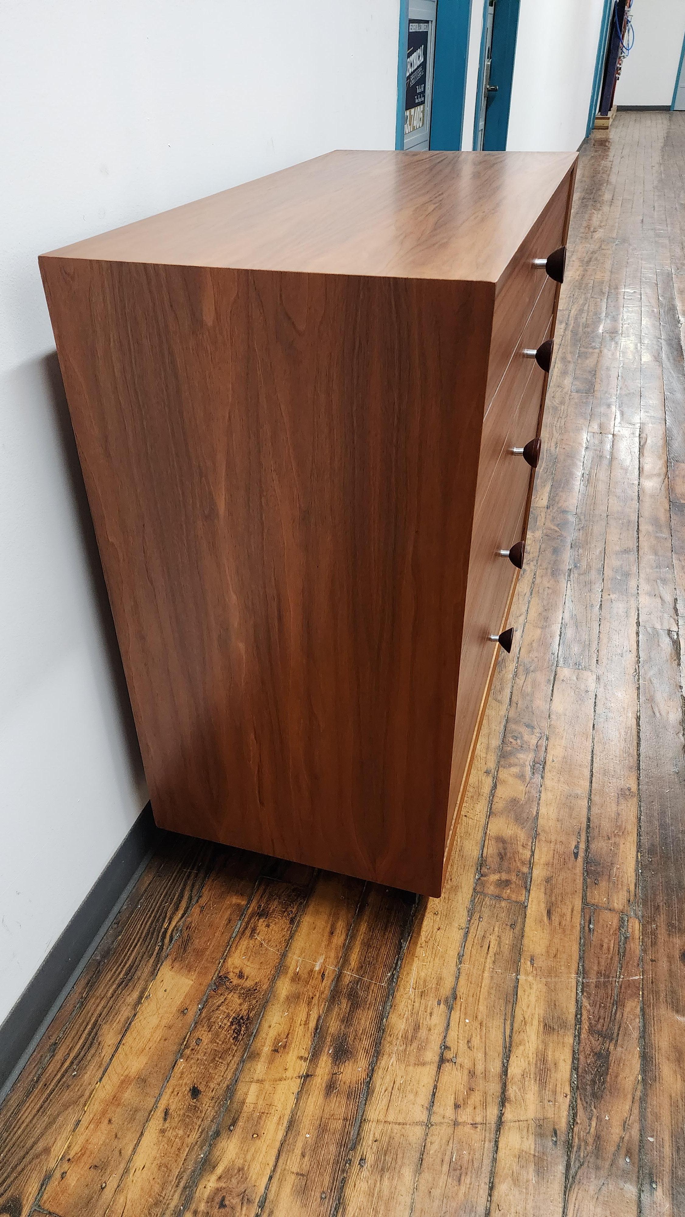Mid-Century moderno Comò a 5 cassetti in noce d'epoca George Nelson per Herman Miller in vendita