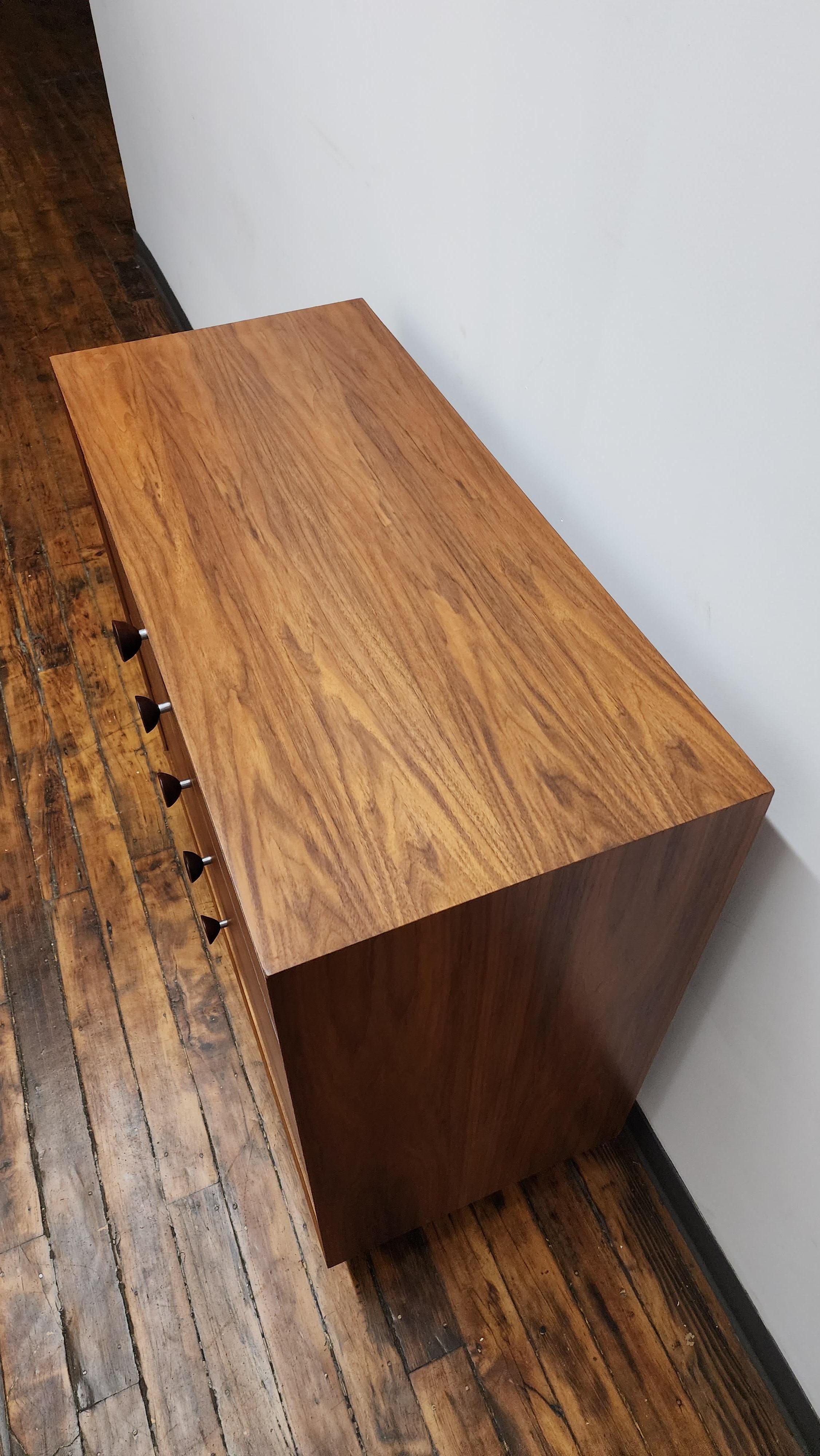 Americano Comò a 5 cassetti in noce d'epoca George Nelson per Herman Miller in vendita