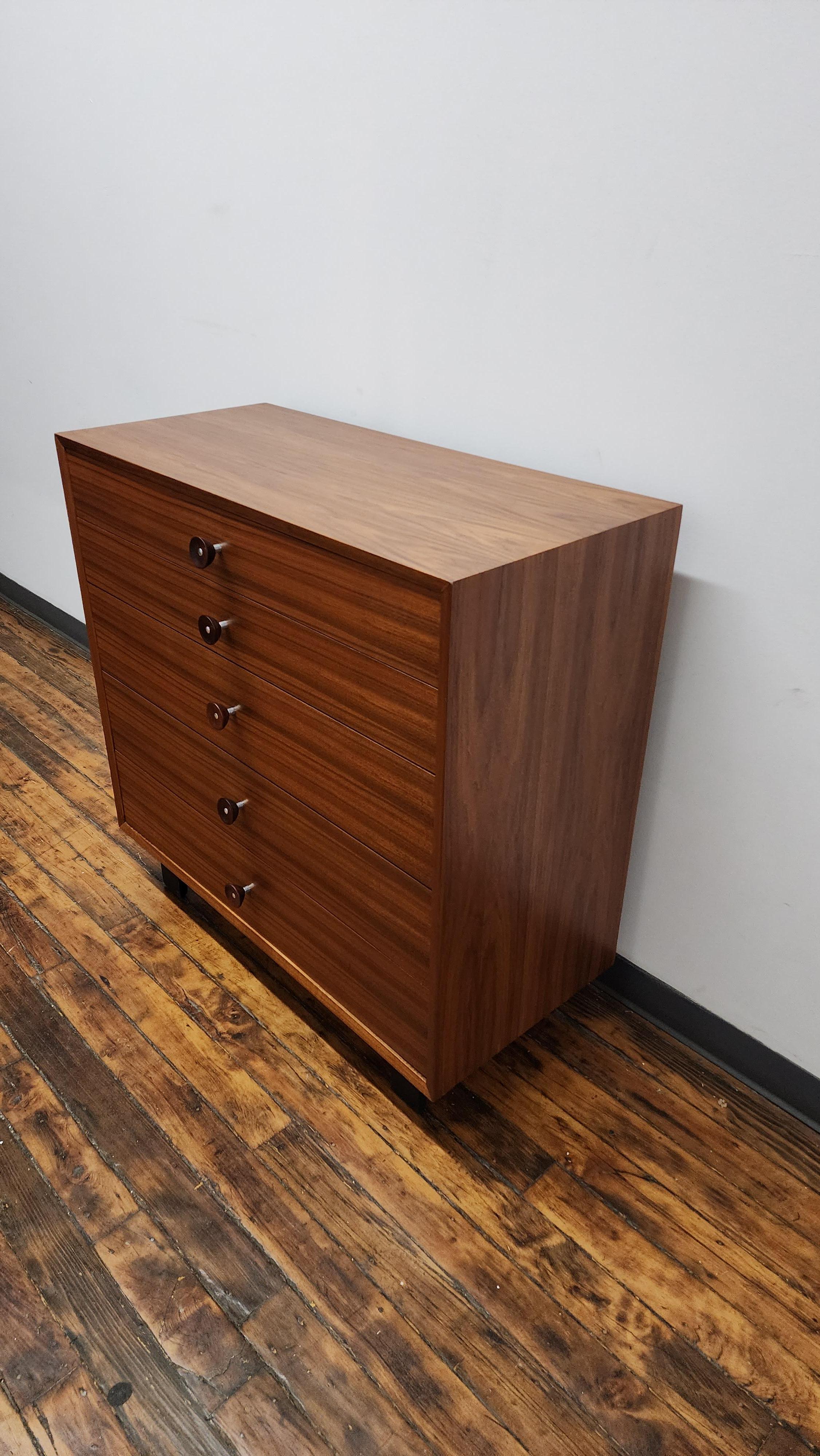 Metà XX secolo Comò a 5 cassetti in noce d'epoca George Nelson per Herman Miller in vendita