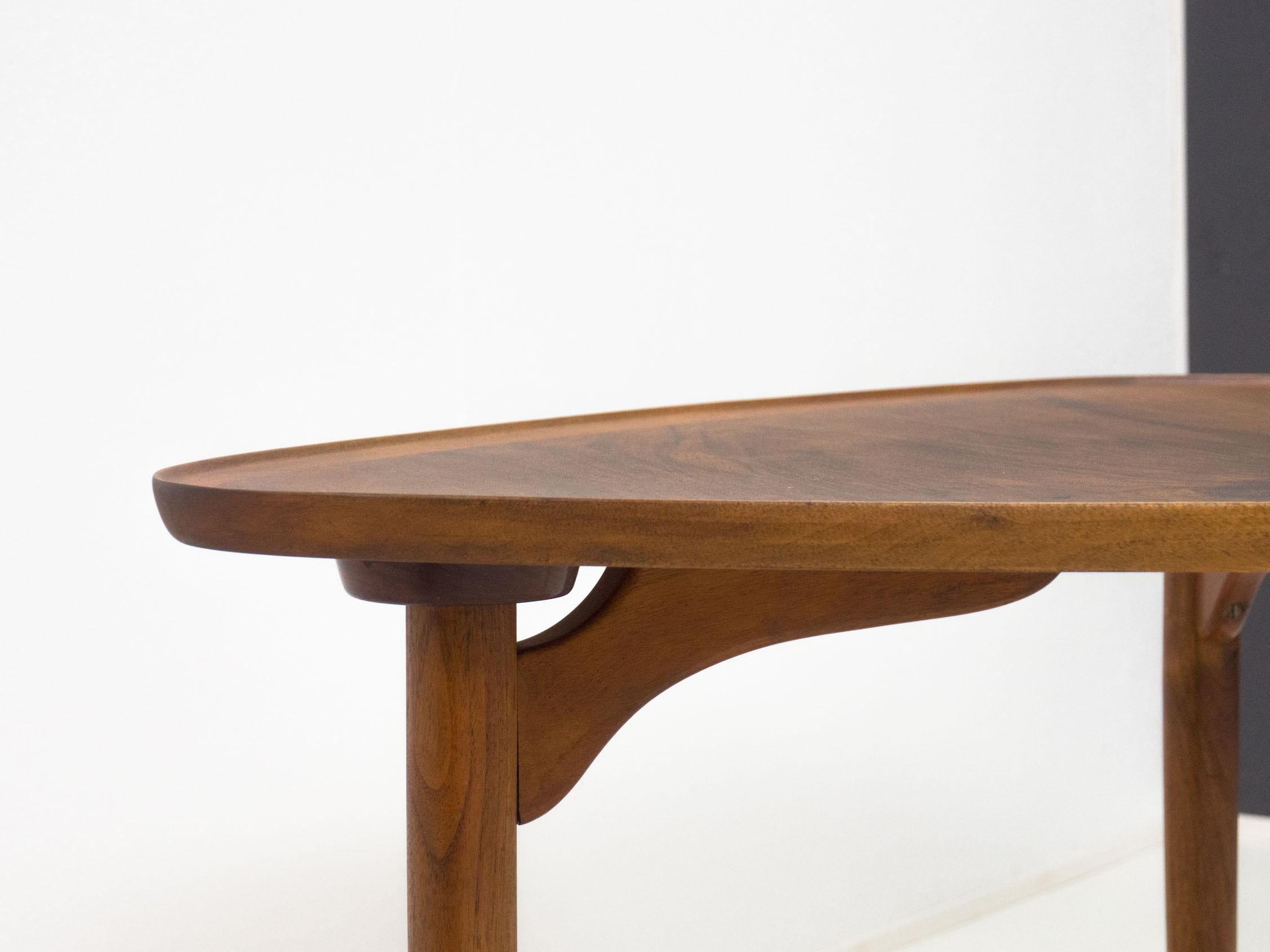 Vintage walnut ‘guitar pick’ coffee table In Good Condition For Sale In Heerhugowaard, NL