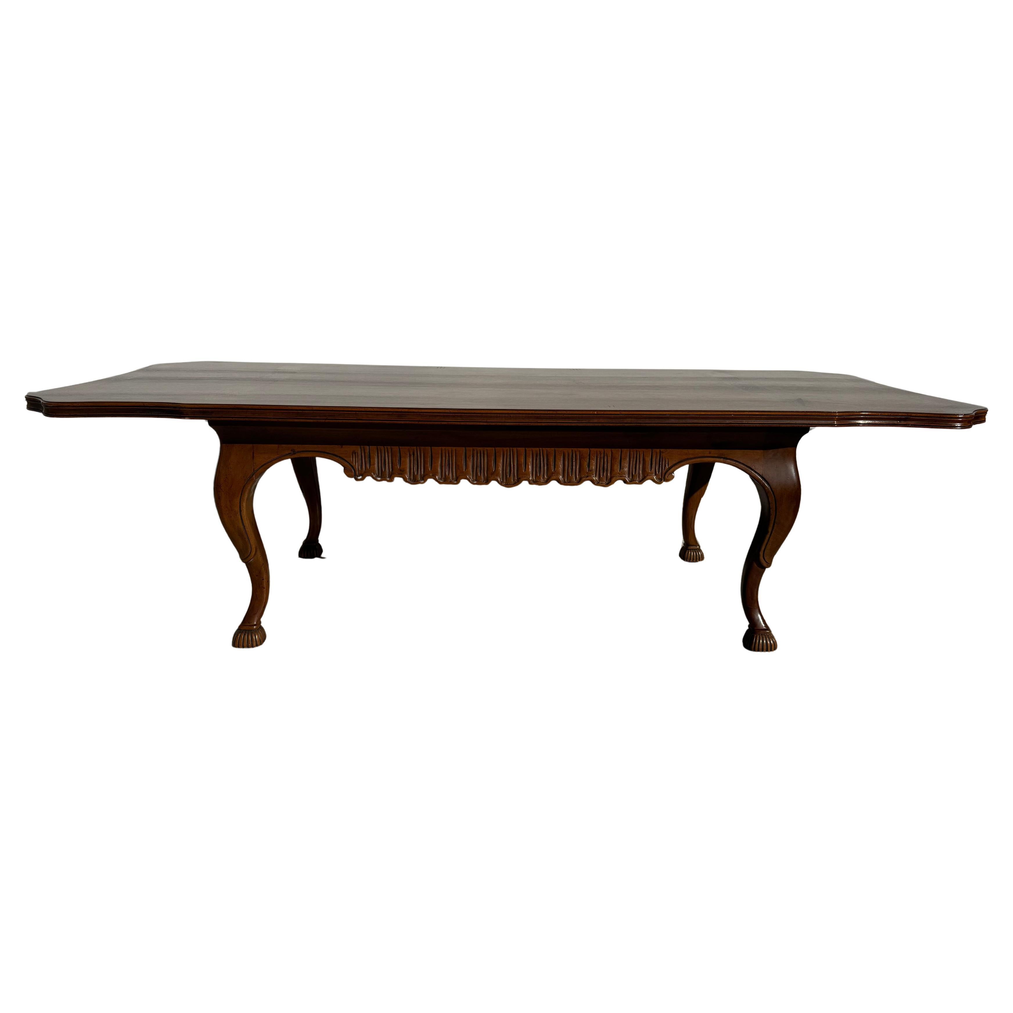 Questo tavolino è realizzato in noce massiccio.
La parte superiore presenta sottili curve alle estremità. La gonna è
è ben intagliato e conduce alle gambe in stile cabriole. 
che terminano con i piedi dello zoccolo.
