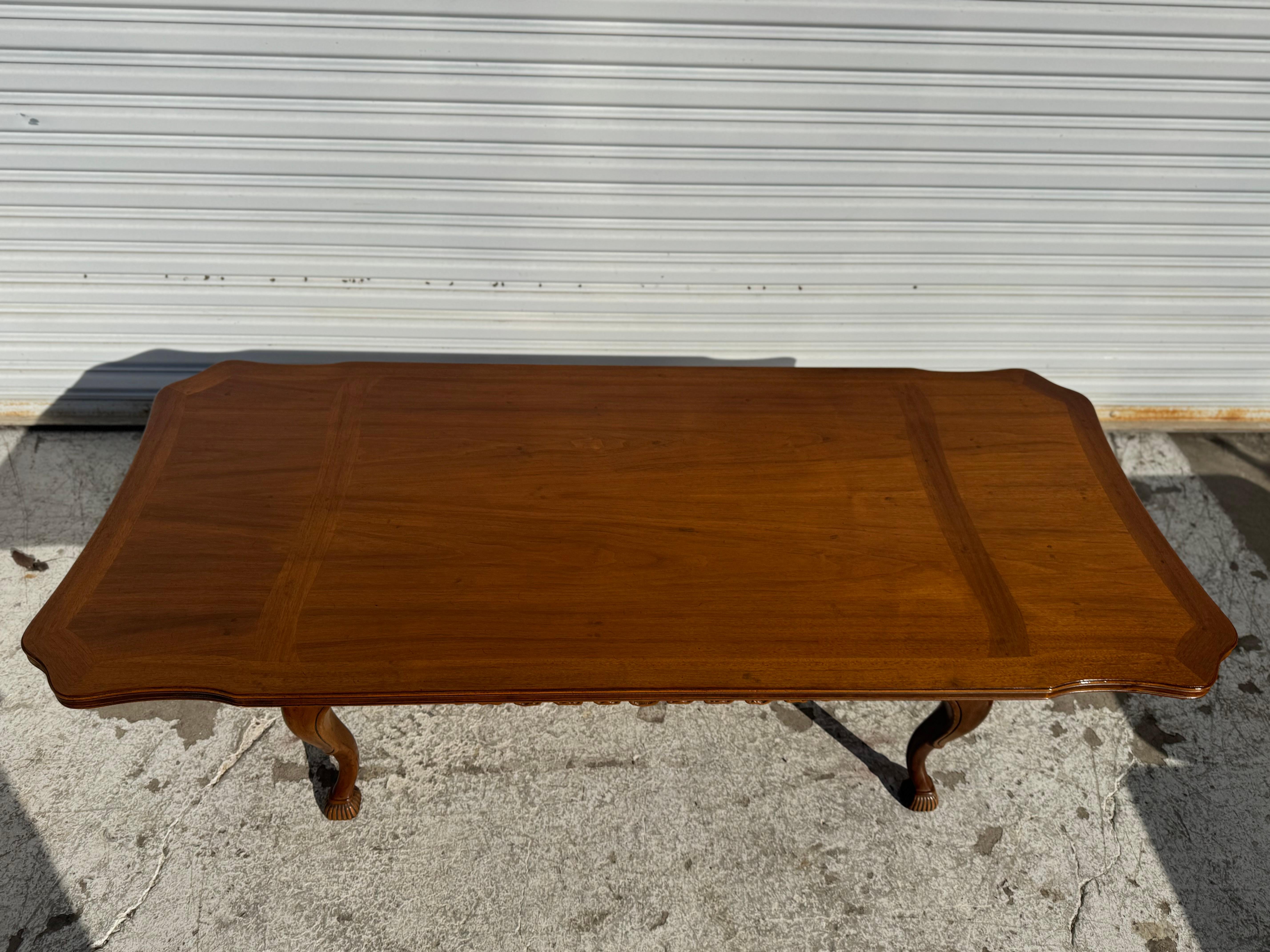 Hollywood Regency Tavolino da caffè Heritage Furniture Toulon Collection in noce d'epoca in vendita