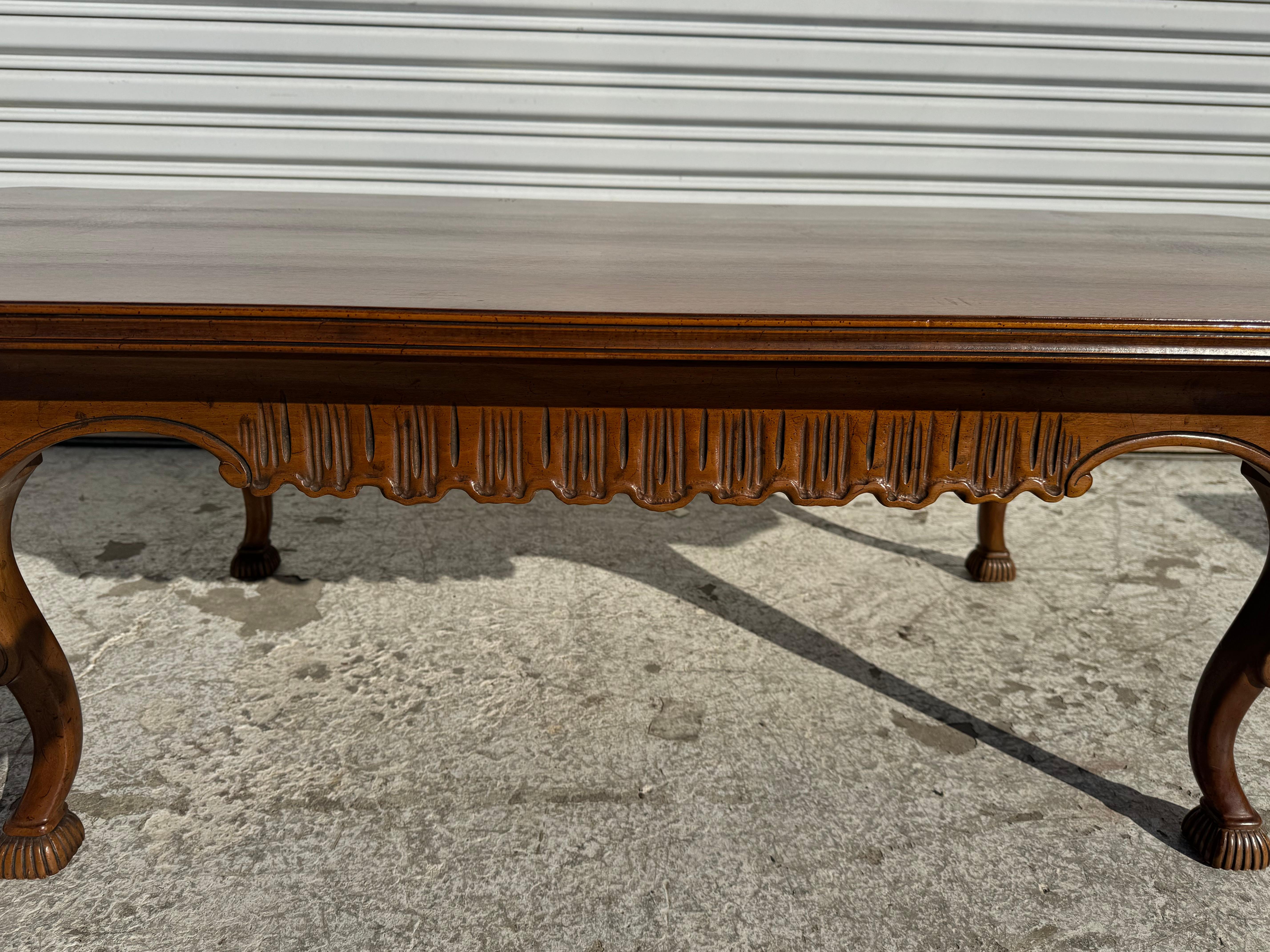 Americano Tavolino da caffè Heritage Furniture Toulon Collection in noce d'epoca in vendita