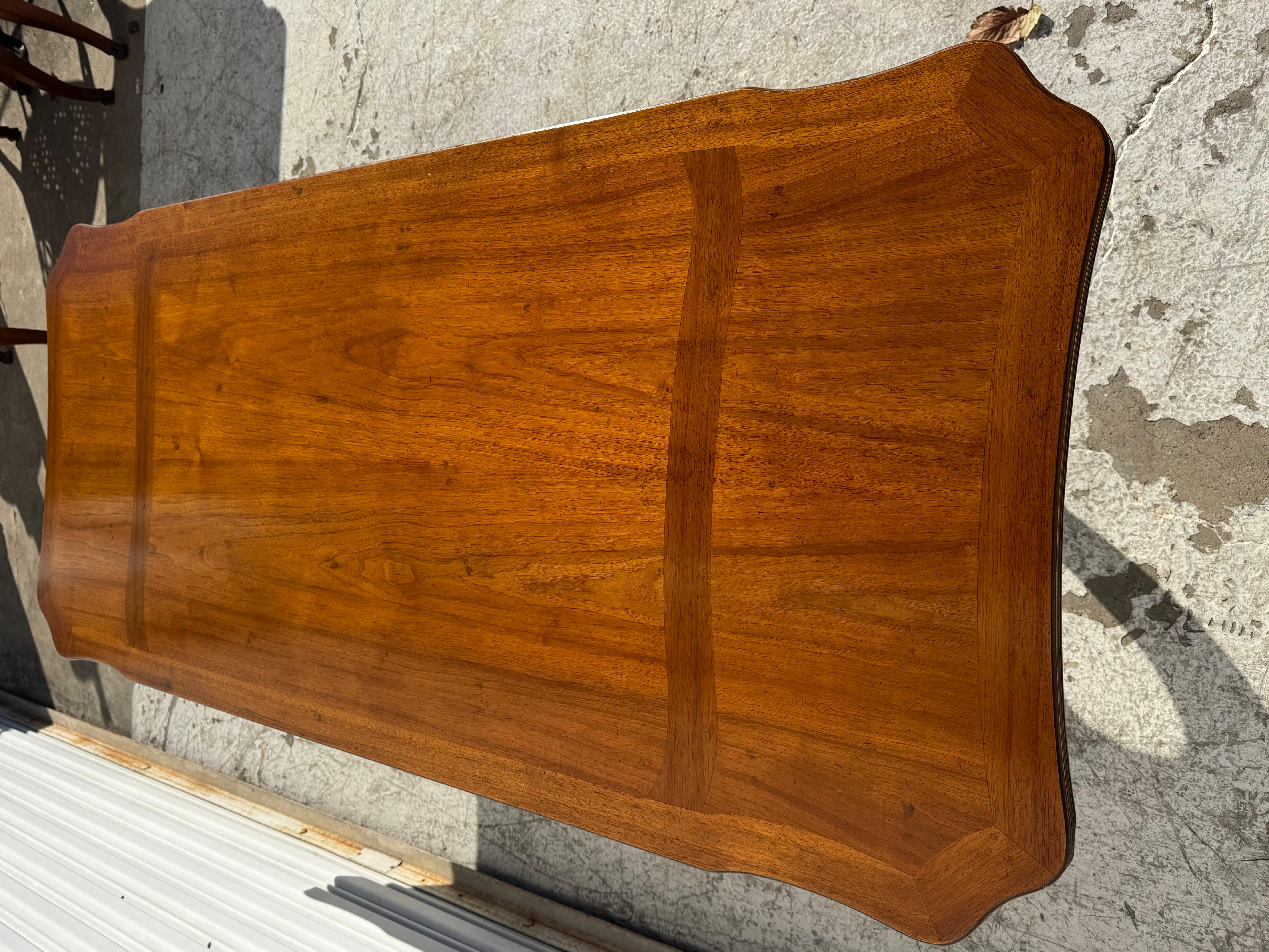 Tavolino da caffè Heritage Furniture Toulon Collection in noce d'epoca in vendita 1