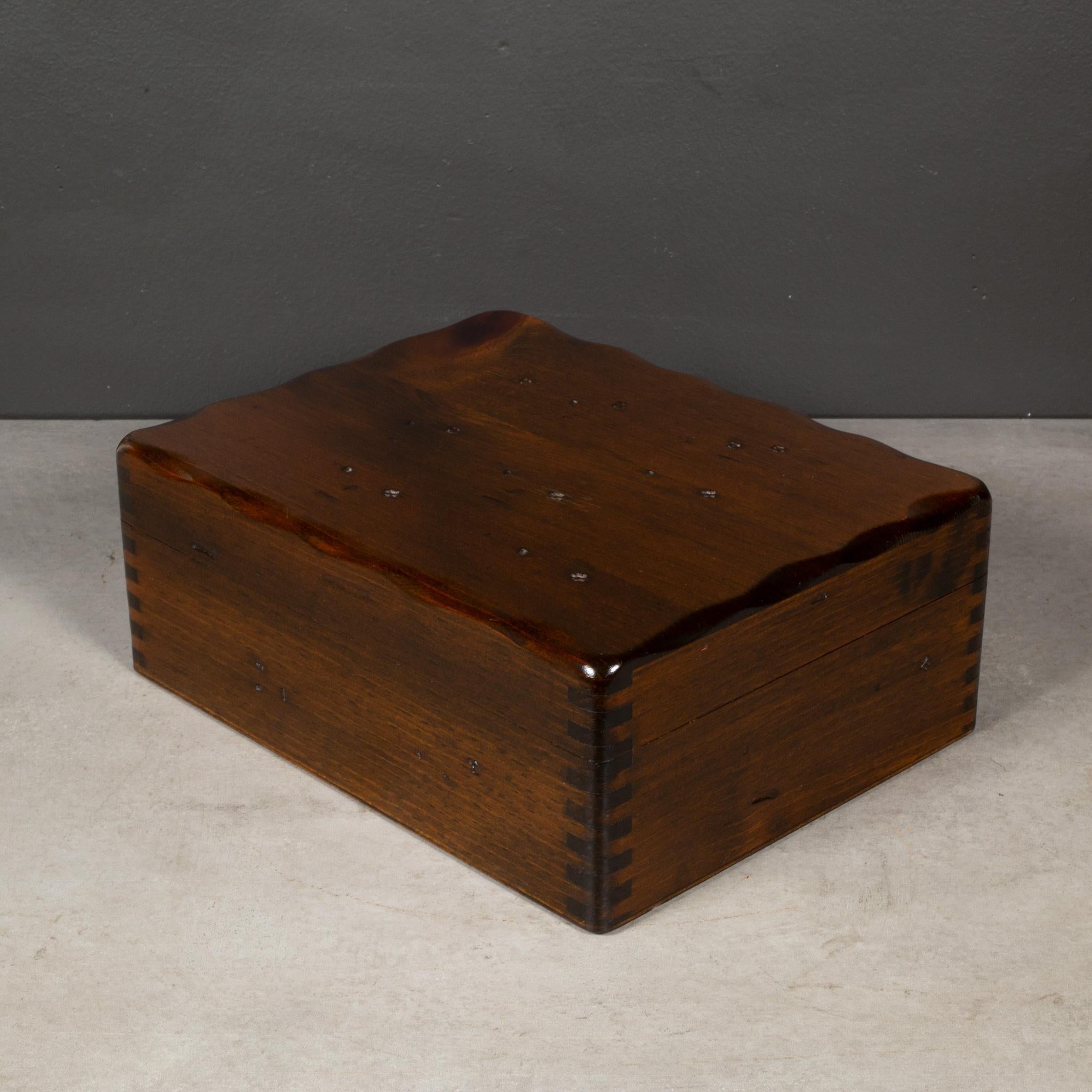ABOUT

A Walnut humidor with a scalloped edges and dovetail joints. Shown with live size hand model.

    CREATOR Avetop, Rhode Island.
    DATE OF MANUFACTURE c.1970.
    MATERIALS AND TECHNIQUES Walnut, Felt.
    CONDITION Good. Wear consistent