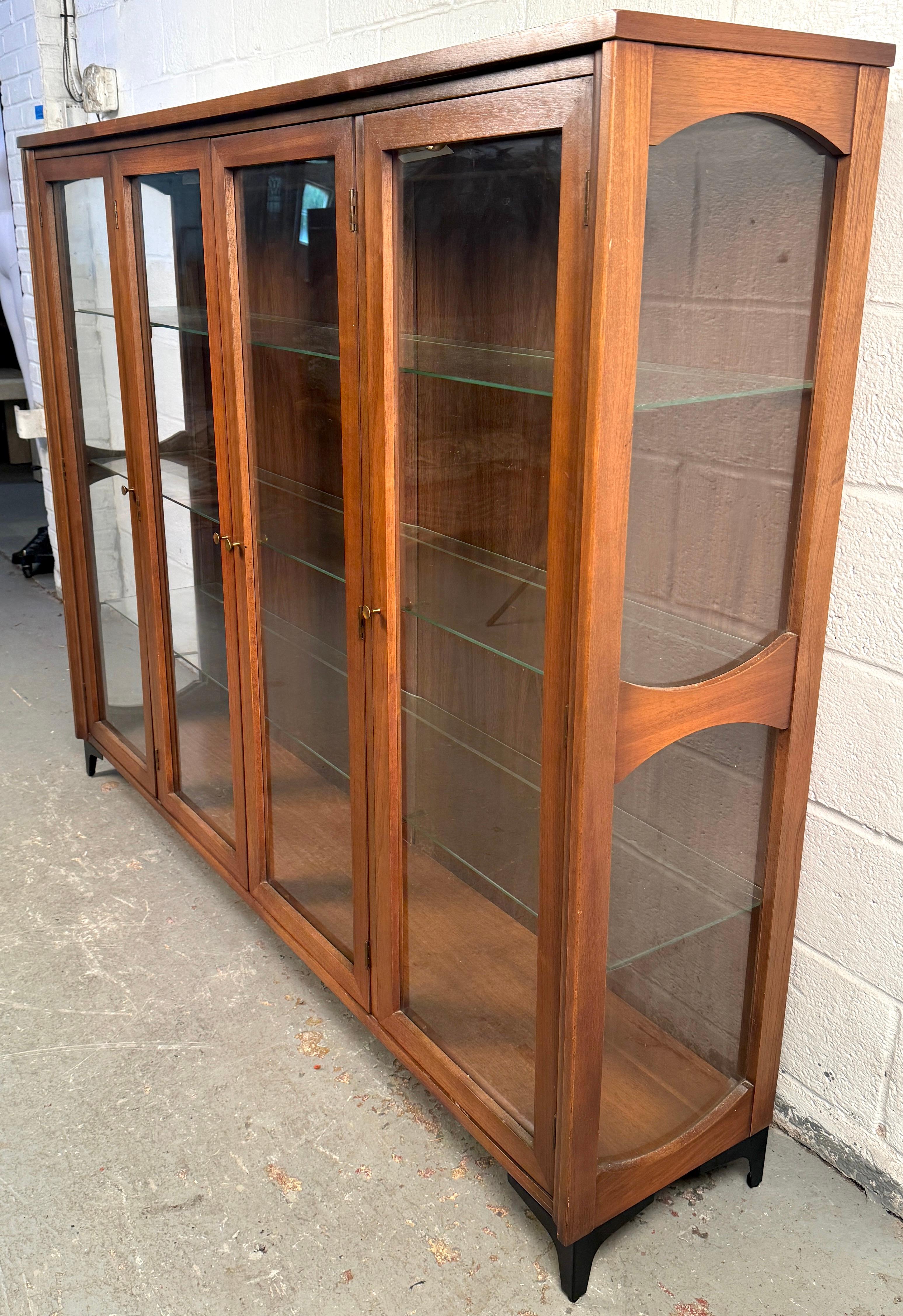 Vintage Walnut Hutch Top Cabinet In Good Condition For Sale In Brooklyn, NY