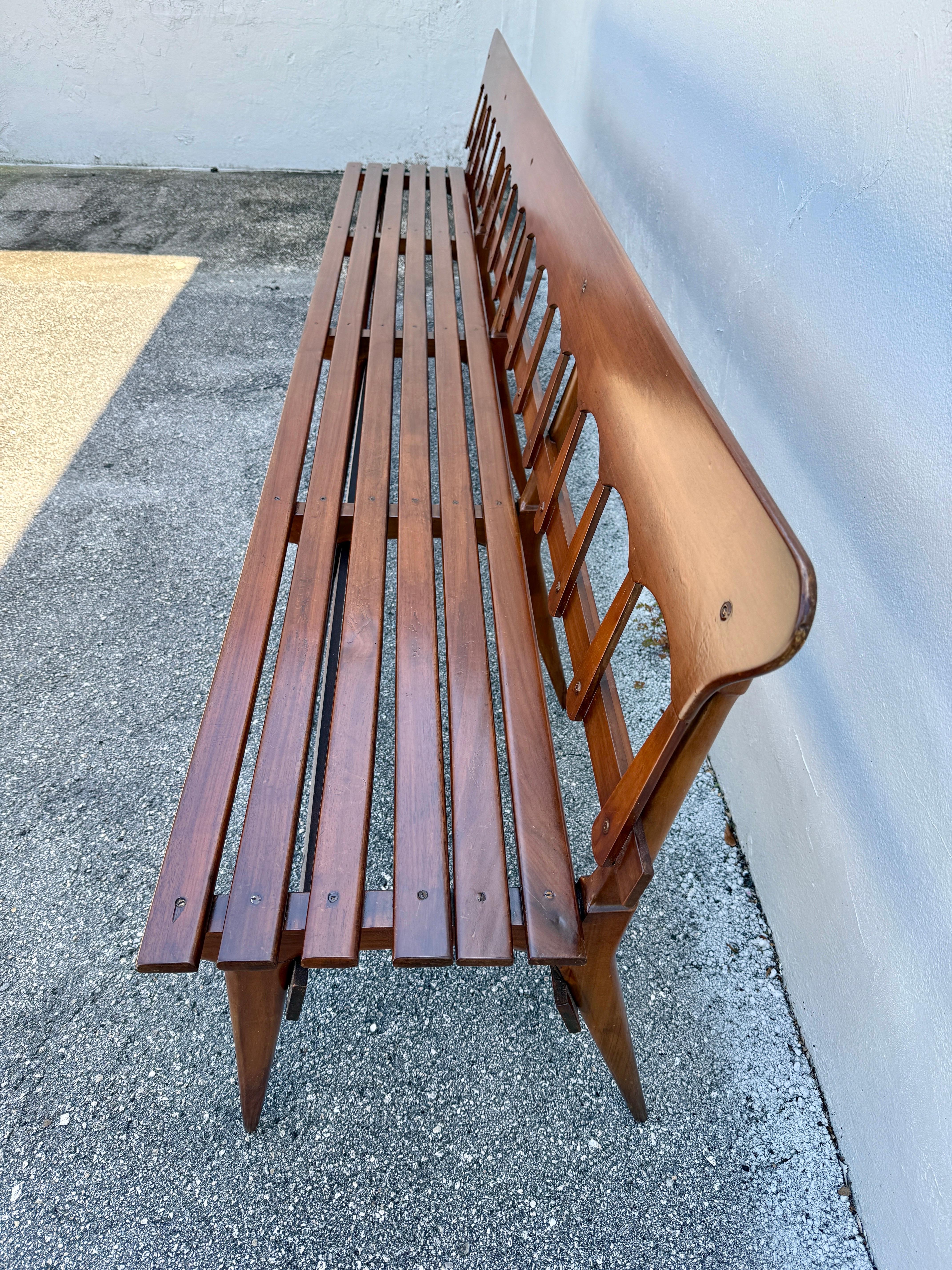 Banco largo de galería italiano vintage de nogal - DOS disponibles en Bueno estado para la venta en North Miami, FL