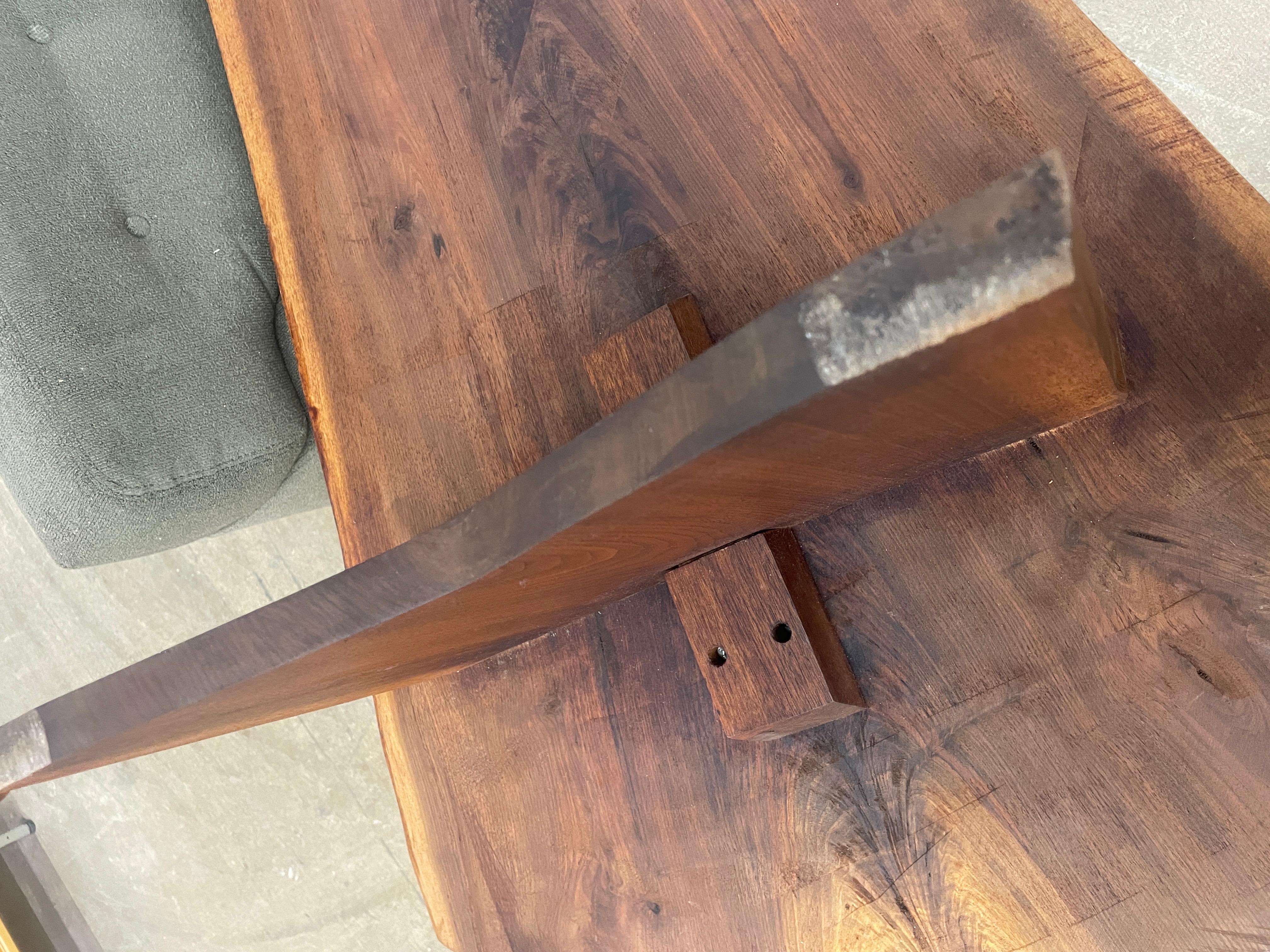 Panca/tavolo in stile George Nakashima in noce d'epoca con bordo vivo in vendita 11