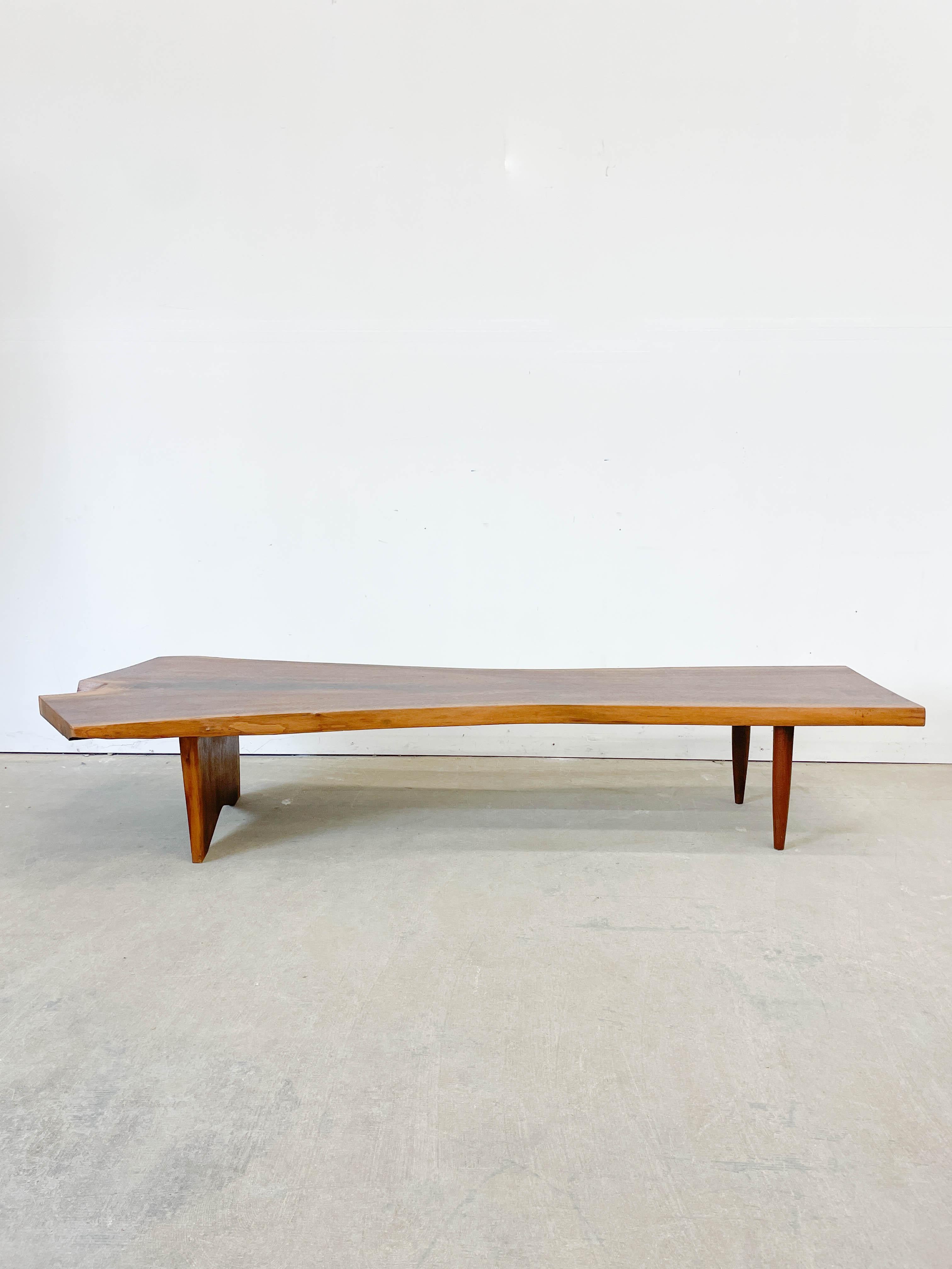 Mid-Century moderno Panca/tavolo in stile George Nakashima in noce d'epoca con bordo vivo in vendita