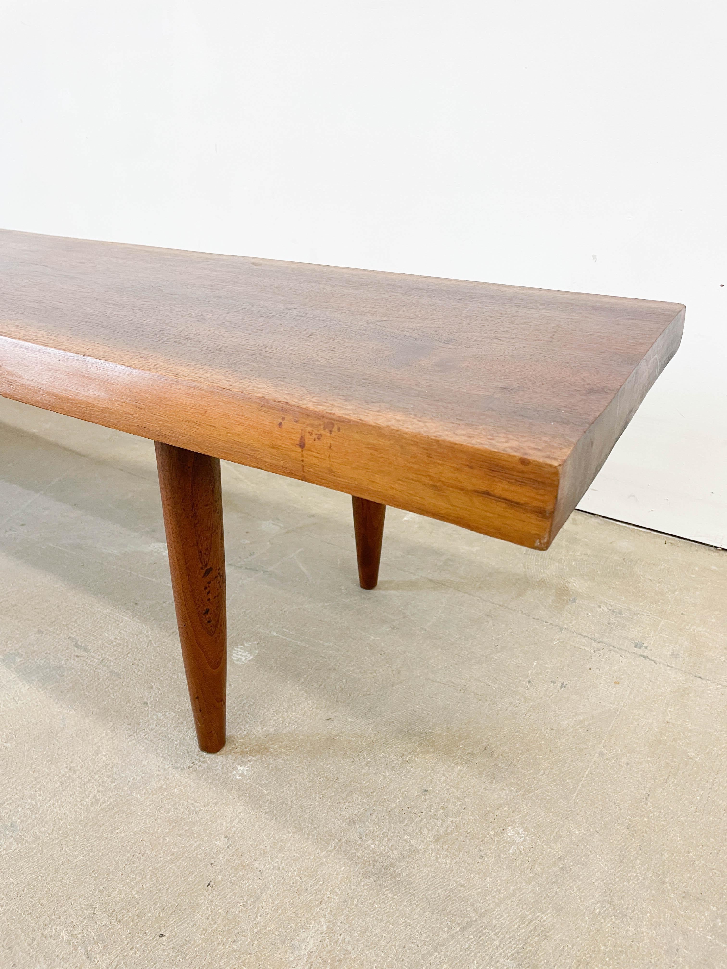 Americano Panca/tavolo in stile George Nakashima in noce d'epoca con bordo vivo in vendita