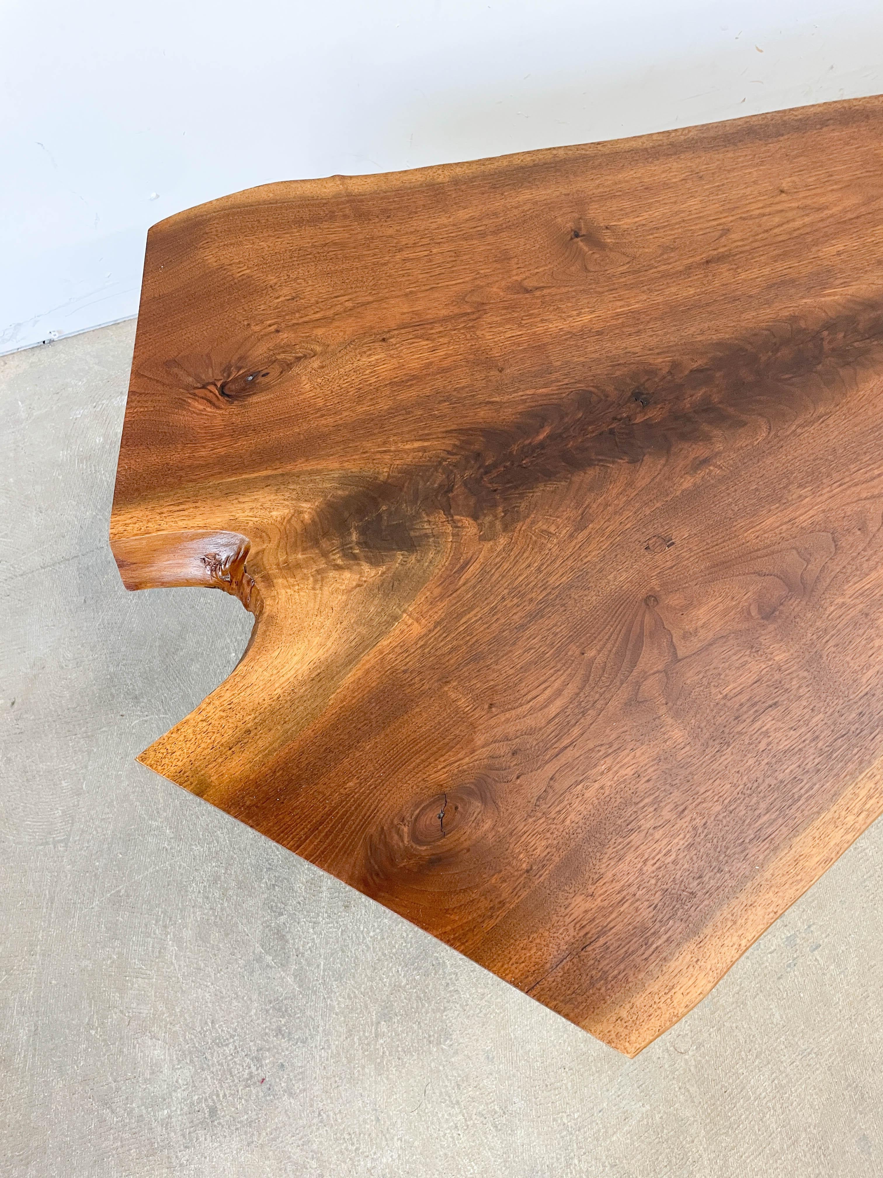 XX secolo Panca/tavolo in stile George Nakashima in noce d'epoca con bordo vivo in vendita