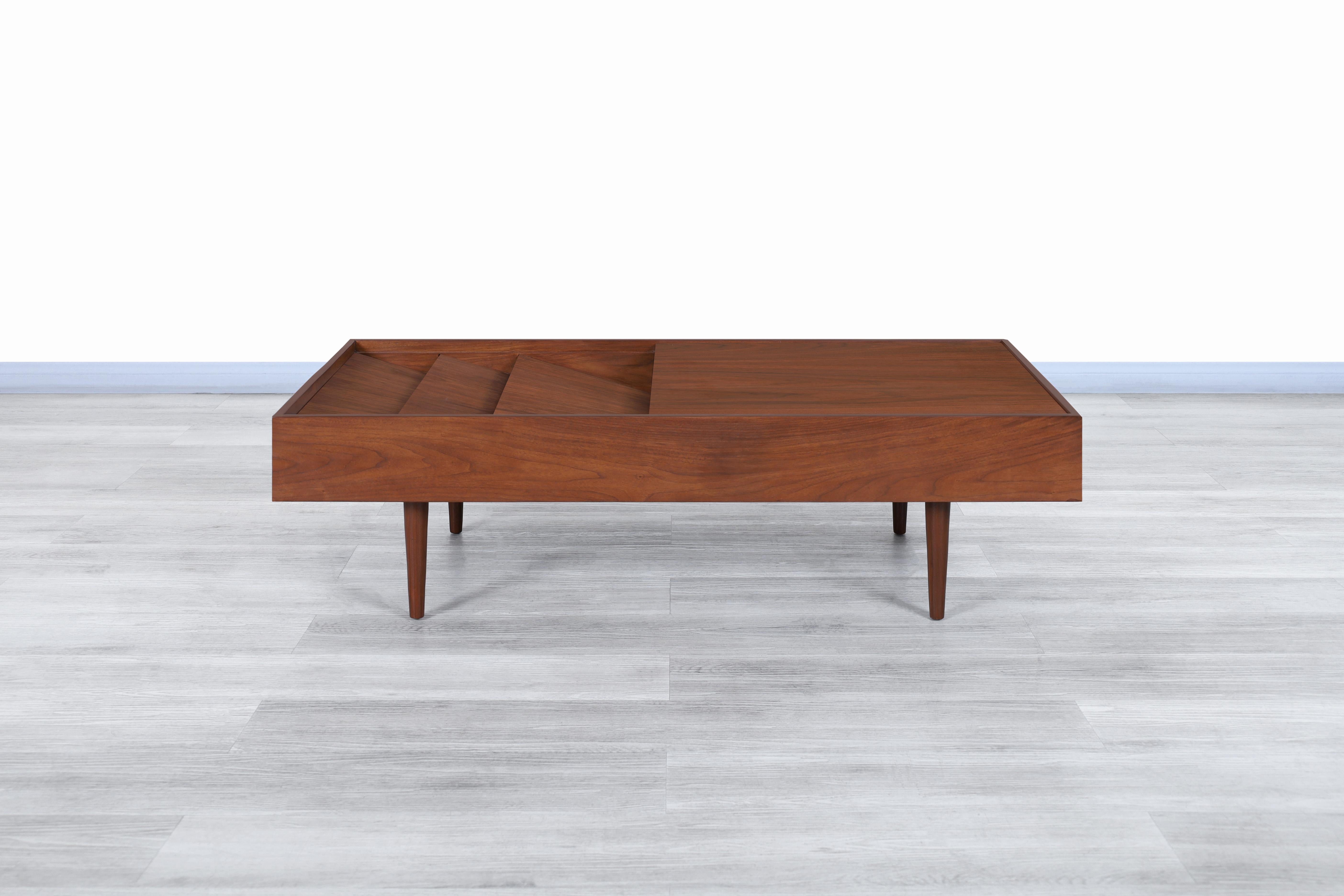 Exceptional vintage walnut magazine coffee table designed by Milo Baughman for Glenn of California in the United States, circa 1950s. This table has a conservative but highly versatile design as it will offer you great opportunities for its use. The