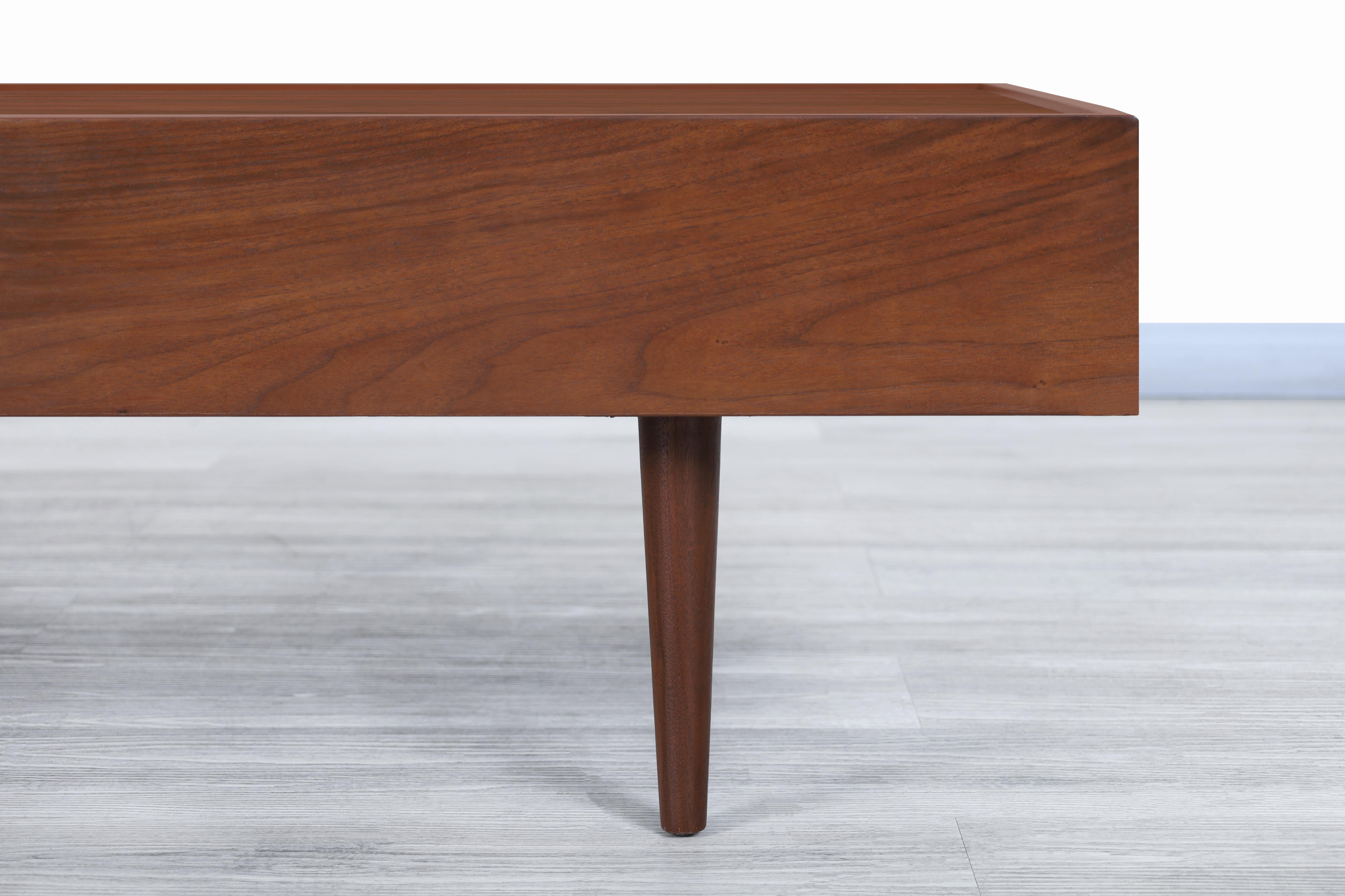 Vintage Walnut Magazine Coffee Table by Milo Baughman for Glenn of California In Excellent Condition For Sale In North Hollywood, CA