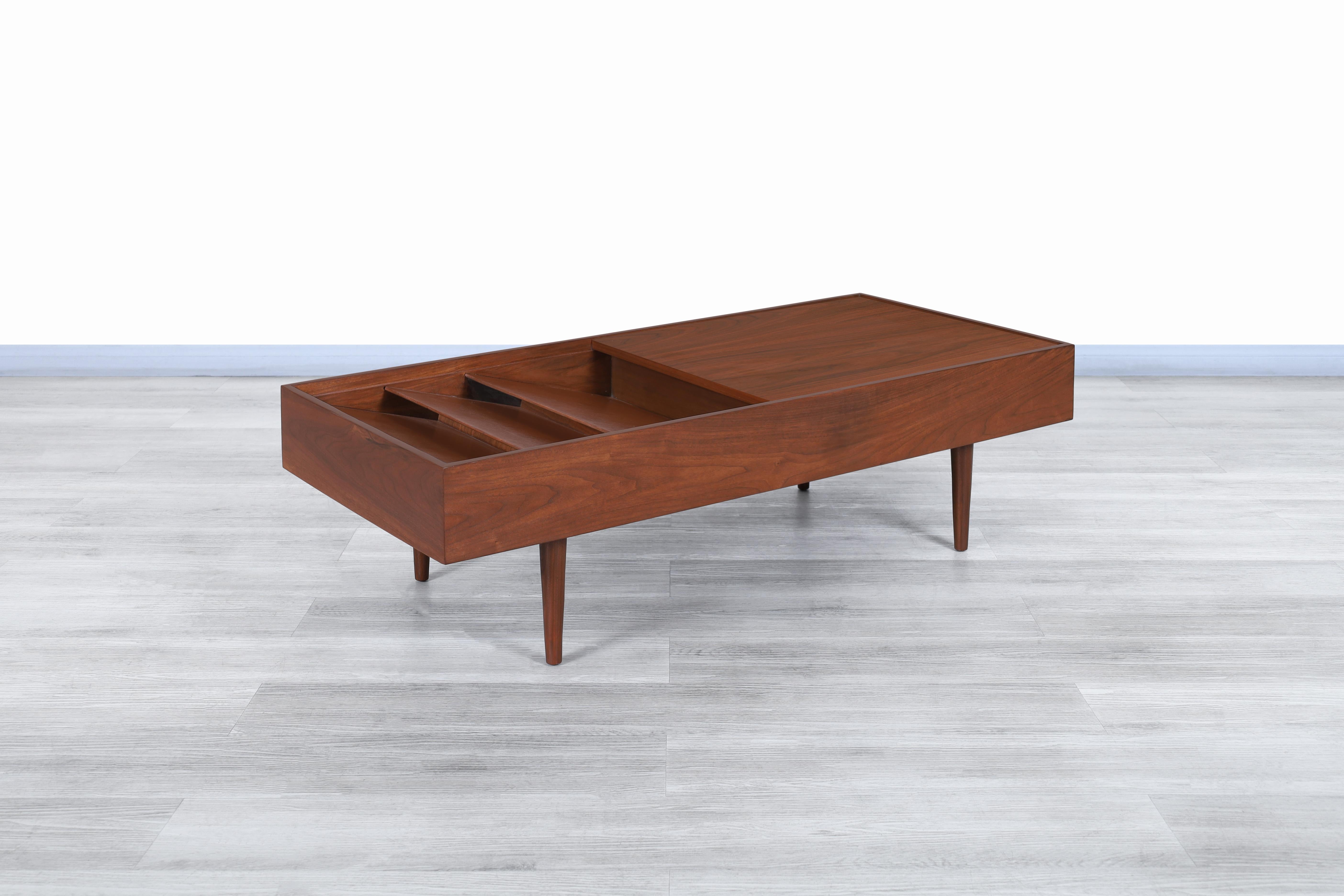 Vintage Walnut Magazine Coffee Table by Milo Baughman for Glenn of California In Excellent Condition In North Hollywood, CA