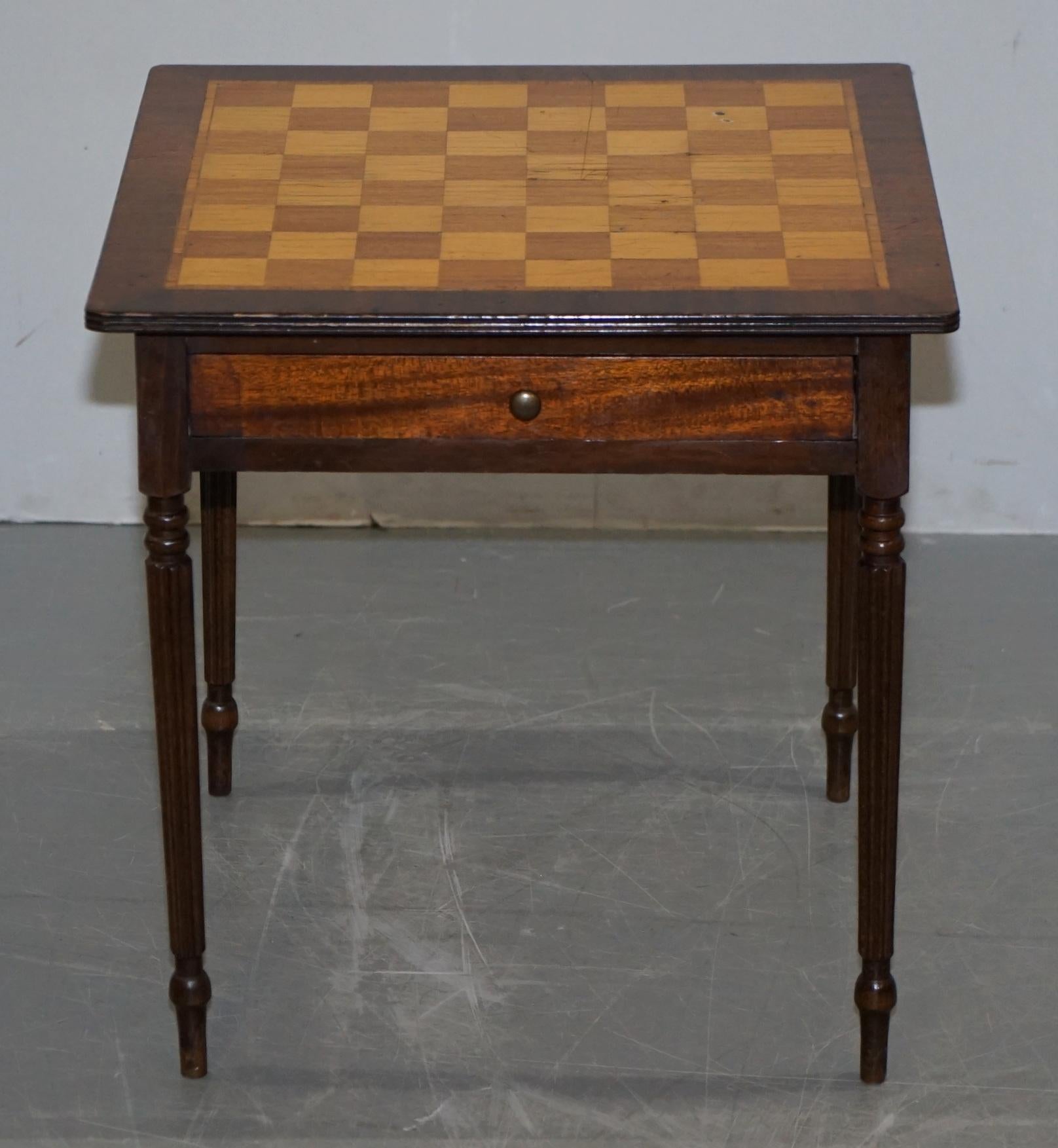 Schachbrett-Spieltisch mit Schublade aus Walnussholz und Hartholz mit Intarsien (Art déco) im Angebot