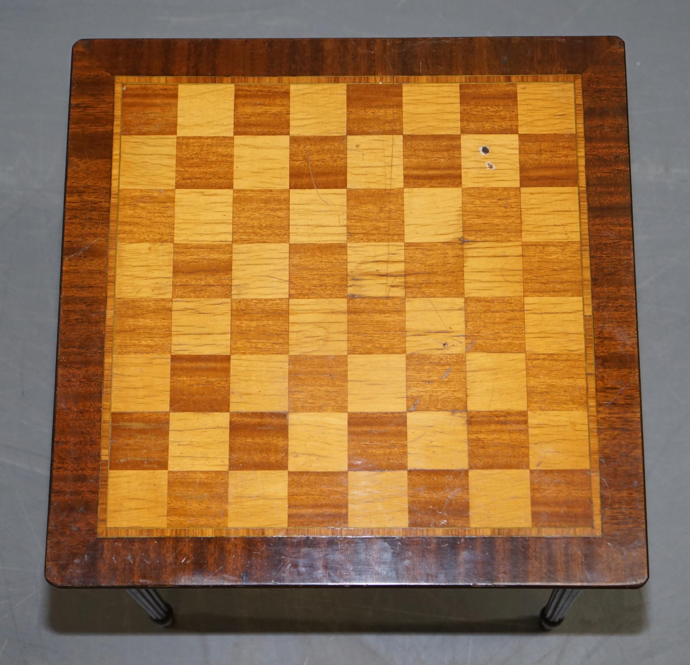 Schachbrett-Spieltisch mit Schublade aus Walnussholz und Hartholz mit Intarsien (Englisch) im Angebot