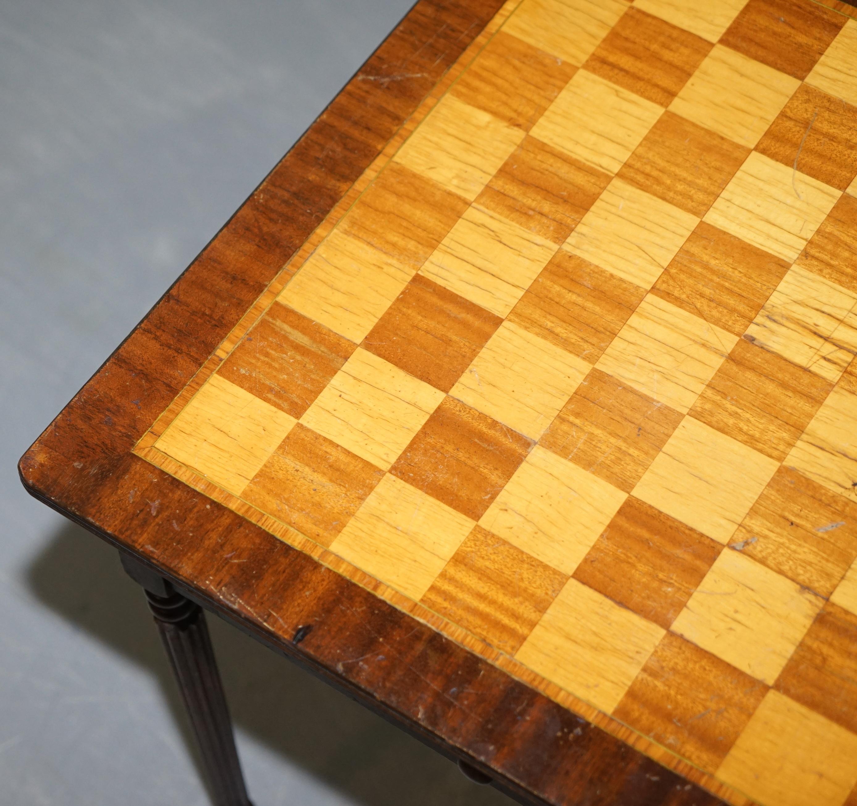 Art déco Table de jeu d'échecs vintage en noyer et marqueterie de bois de feuillus incrustée avec tiroir en vente
