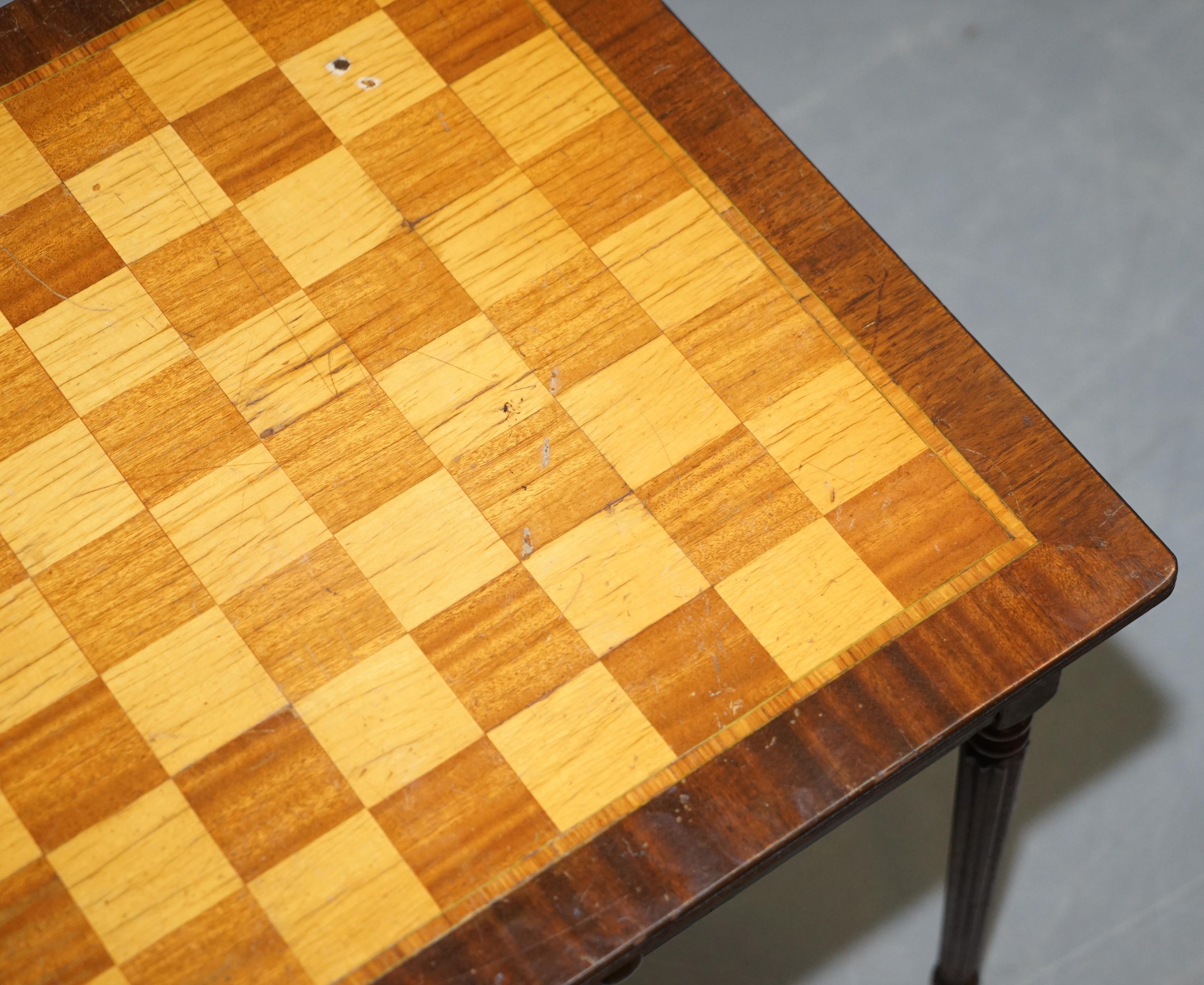 Anglais Table de jeu d'échecs vintage en noyer et marqueterie de bois de feuillus incrustée avec tiroir en vente