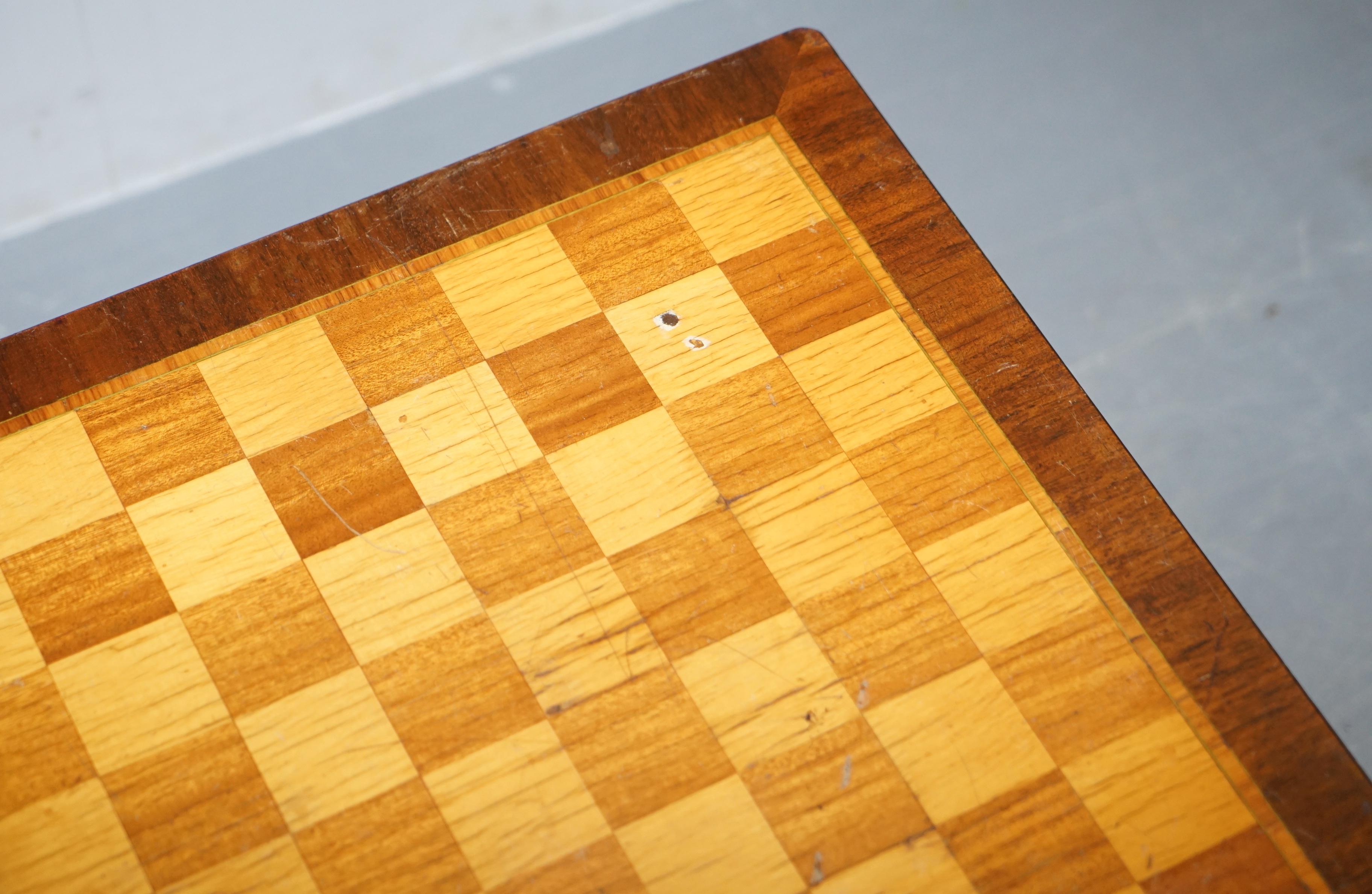 Fait main Table de jeu d'échecs vintage en noyer et marqueterie de bois de feuillus incrustée avec tiroir en vente