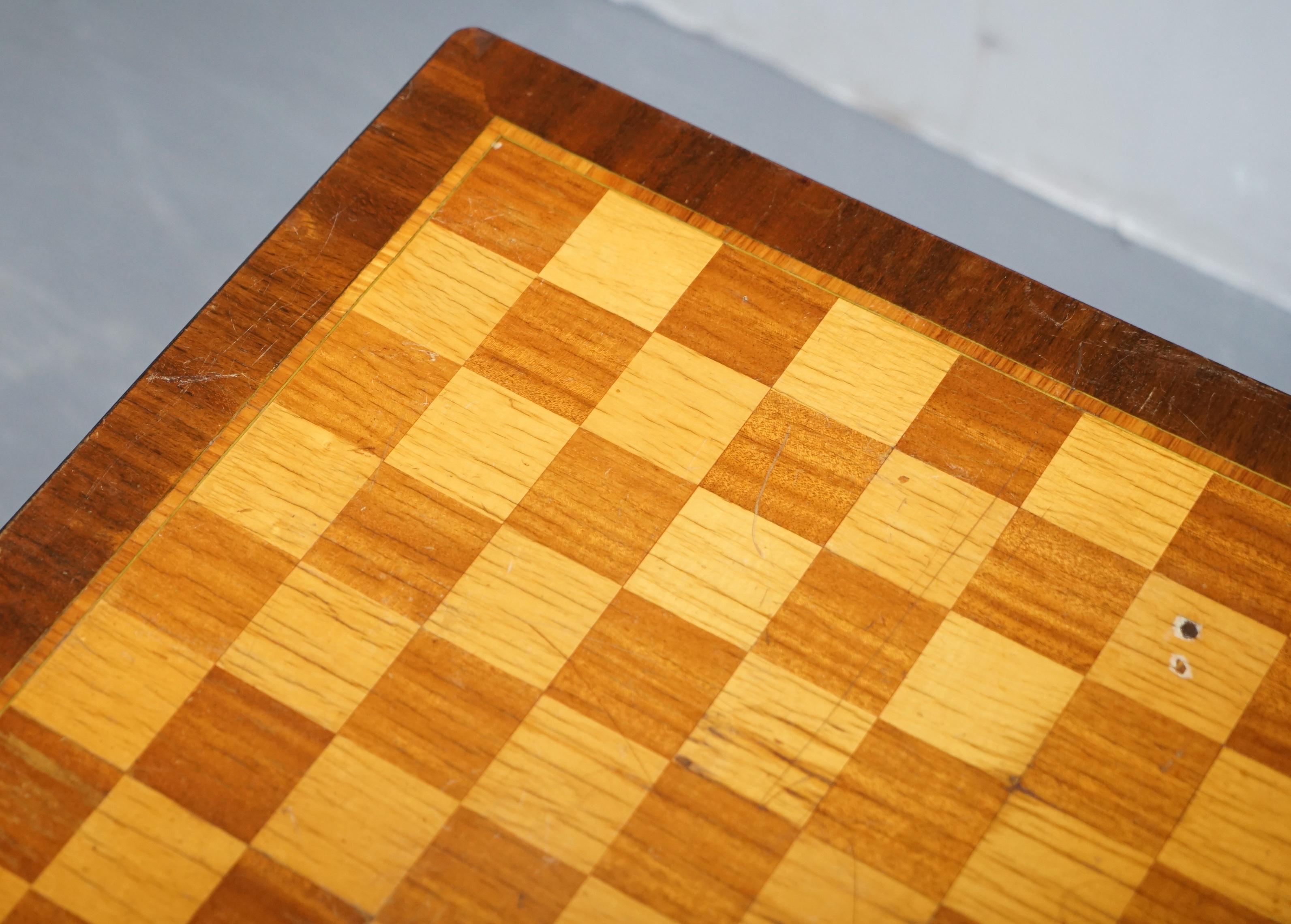 Schachbrett-Spieltisch mit Schublade aus Walnussholz und Hartholz mit Intarsien im Angebot 2