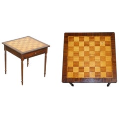 Table de jeu d'échecs vintage en noyer et marqueterie de bois de feuillus incrustée avec tiroir