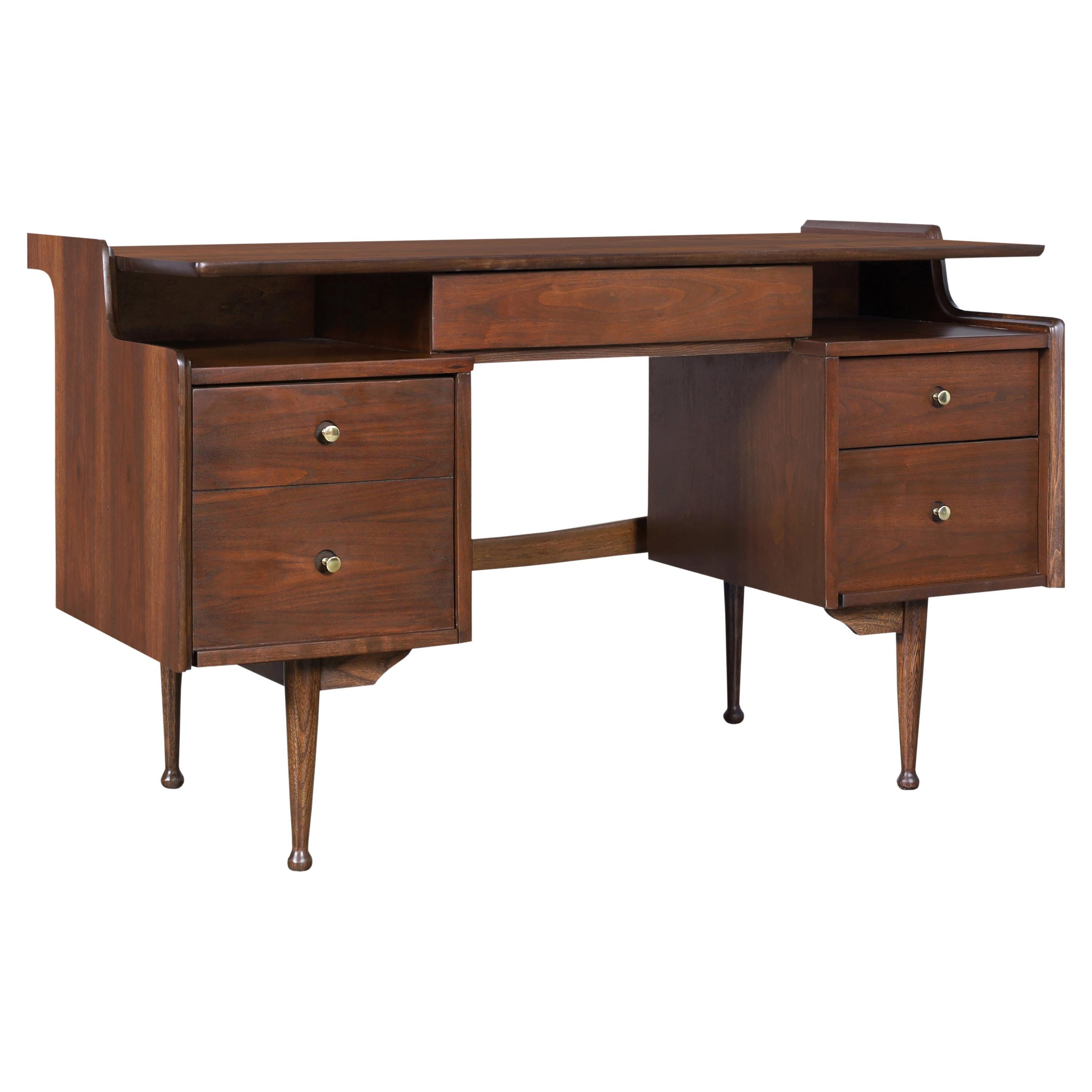 Scrivania "Mainline" in noce vintage di Hooker Furniture in vendita