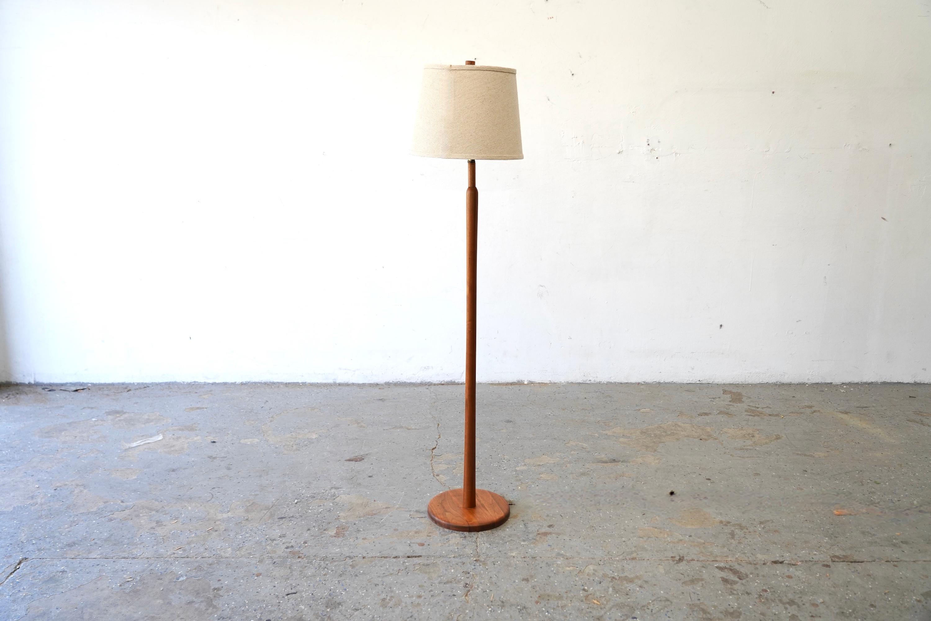 Lámpara de pie Martz vintage de nogal para Marshall Studios

Base de lámpara de pie moderna de mediados de siglo en teca diseñada por Jane y Gordon Martz para Marshall Studios hacia la década de 1960. Este diseño clásico incorpora un mecanismo de