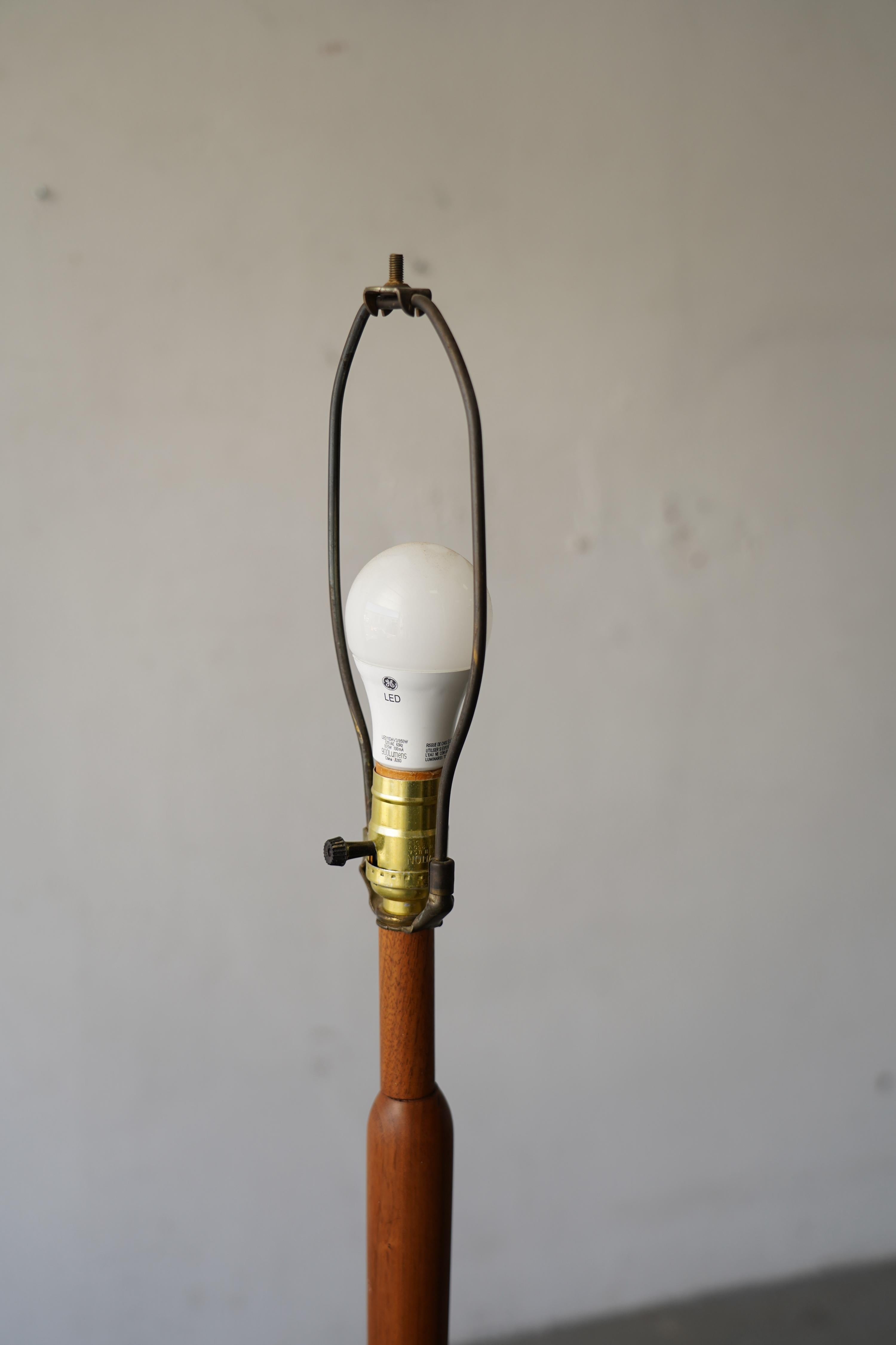 Lámpara de pie Martz vintage de nogal para Marshall Studios Teca en venta