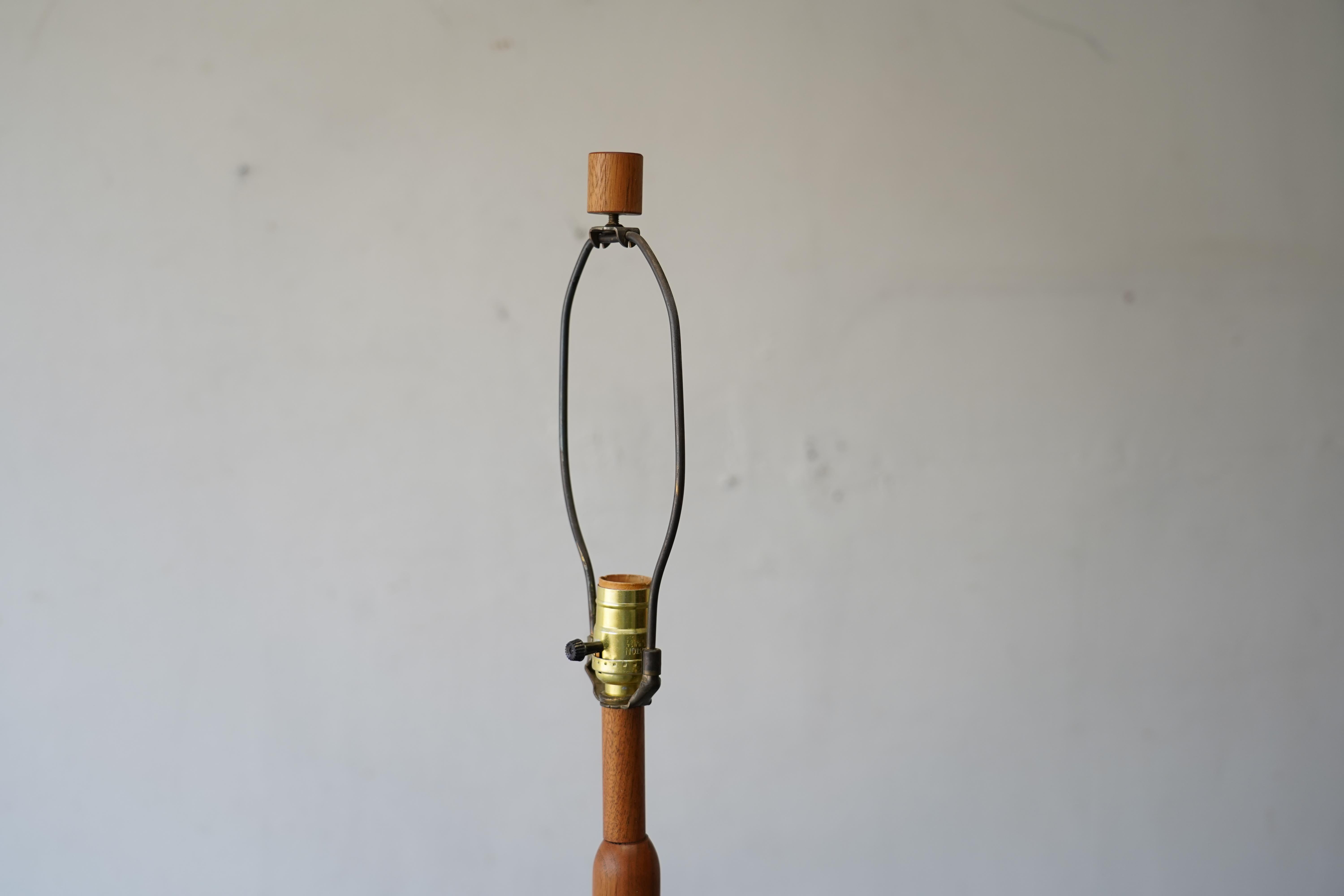 Lámpara de pie Martz vintage de nogal para Marshall Studios en venta 1