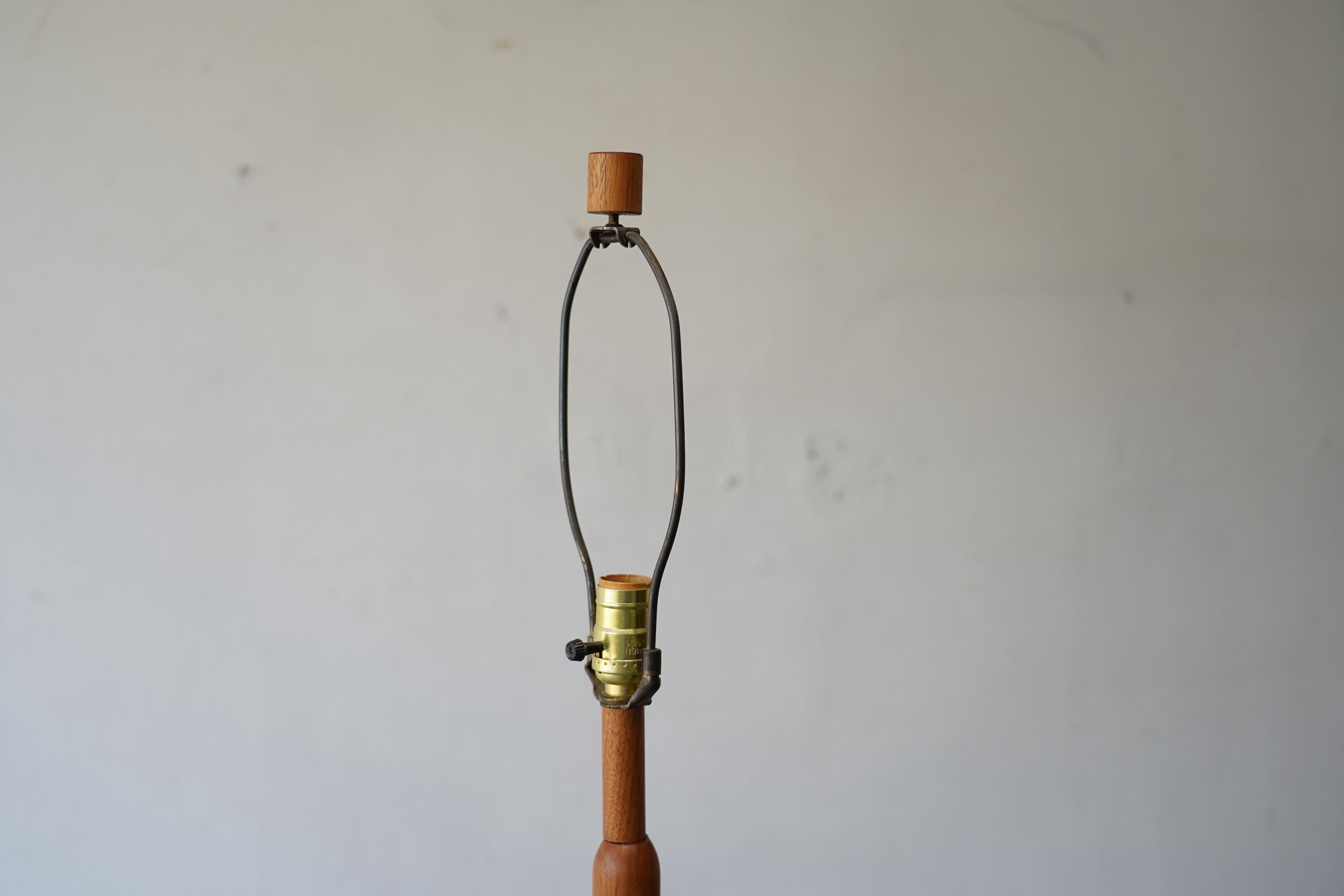 Lámpara de pie Martz vintage de nogal para Marshall Studios en venta 2
