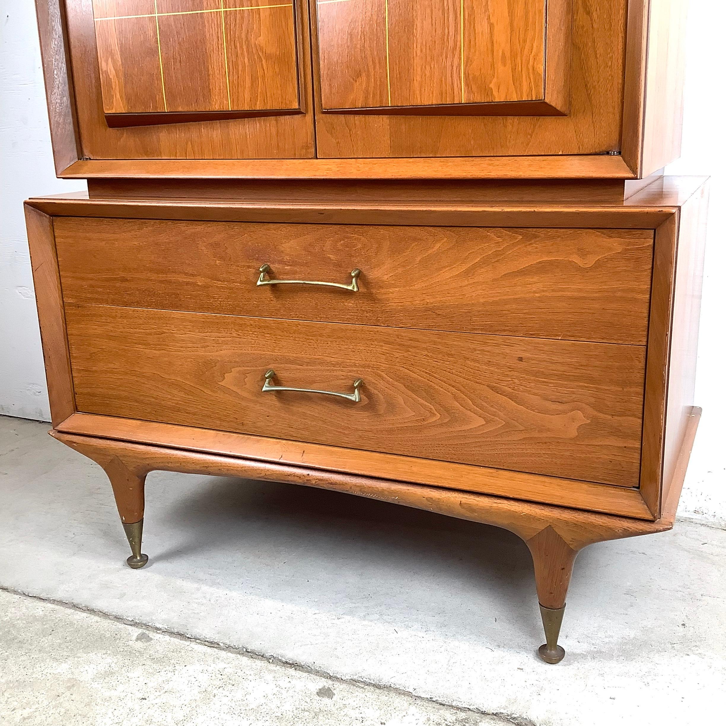 Comò Highboy in noce vintage di metà secolo in vendita 3