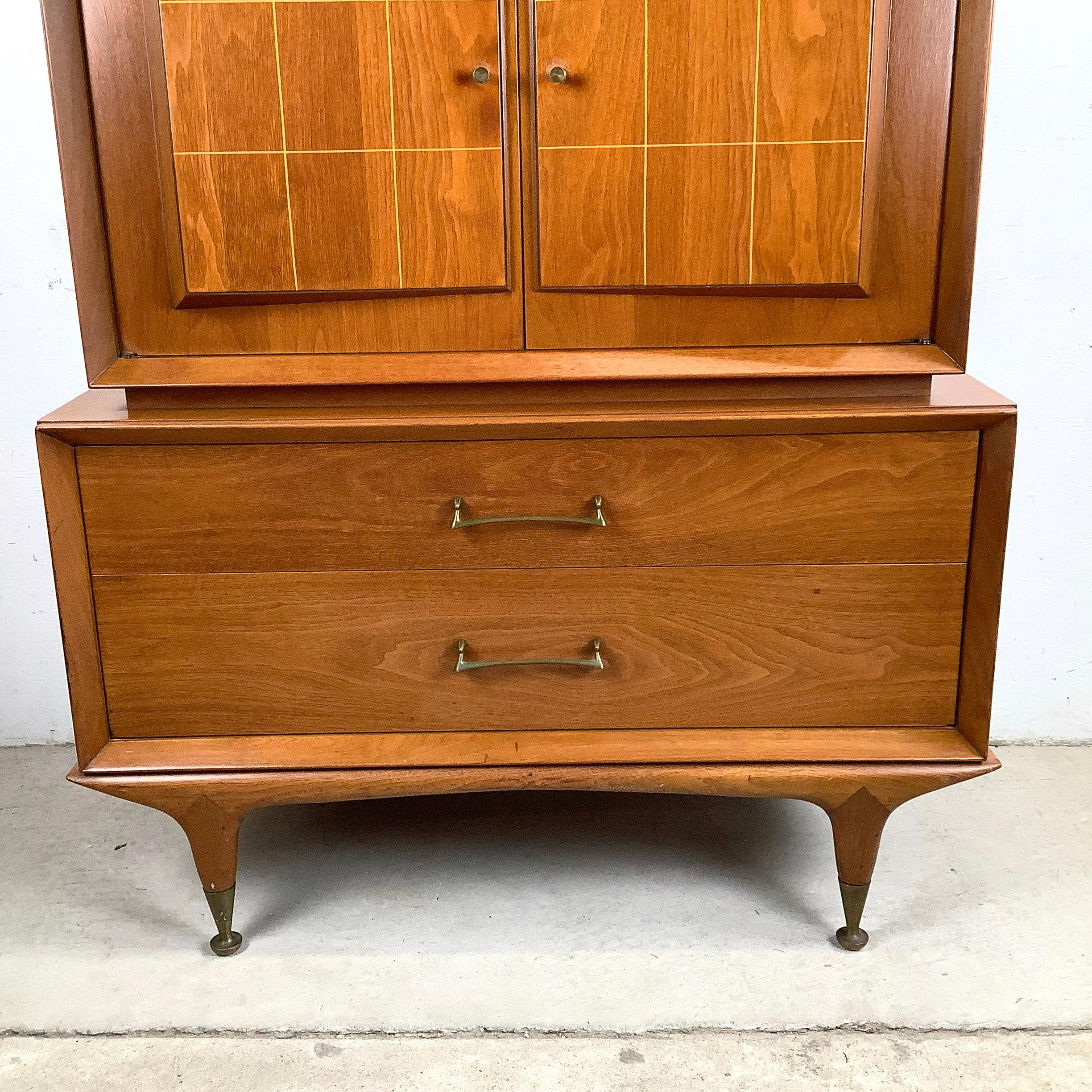 Comò Highboy in noce vintage di metà secolo in vendita 4
