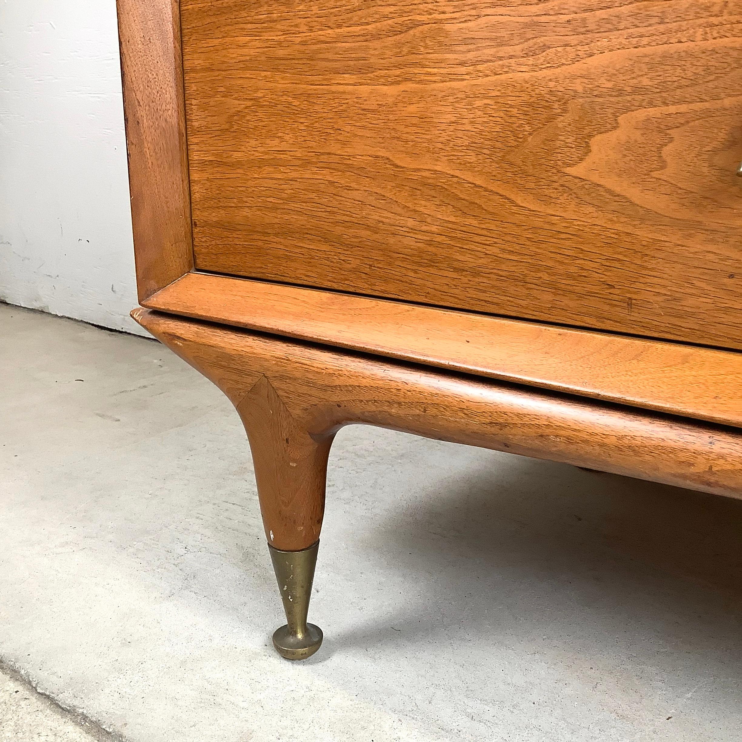 Comò Highboy in noce vintage di metà secolo in vendita 6